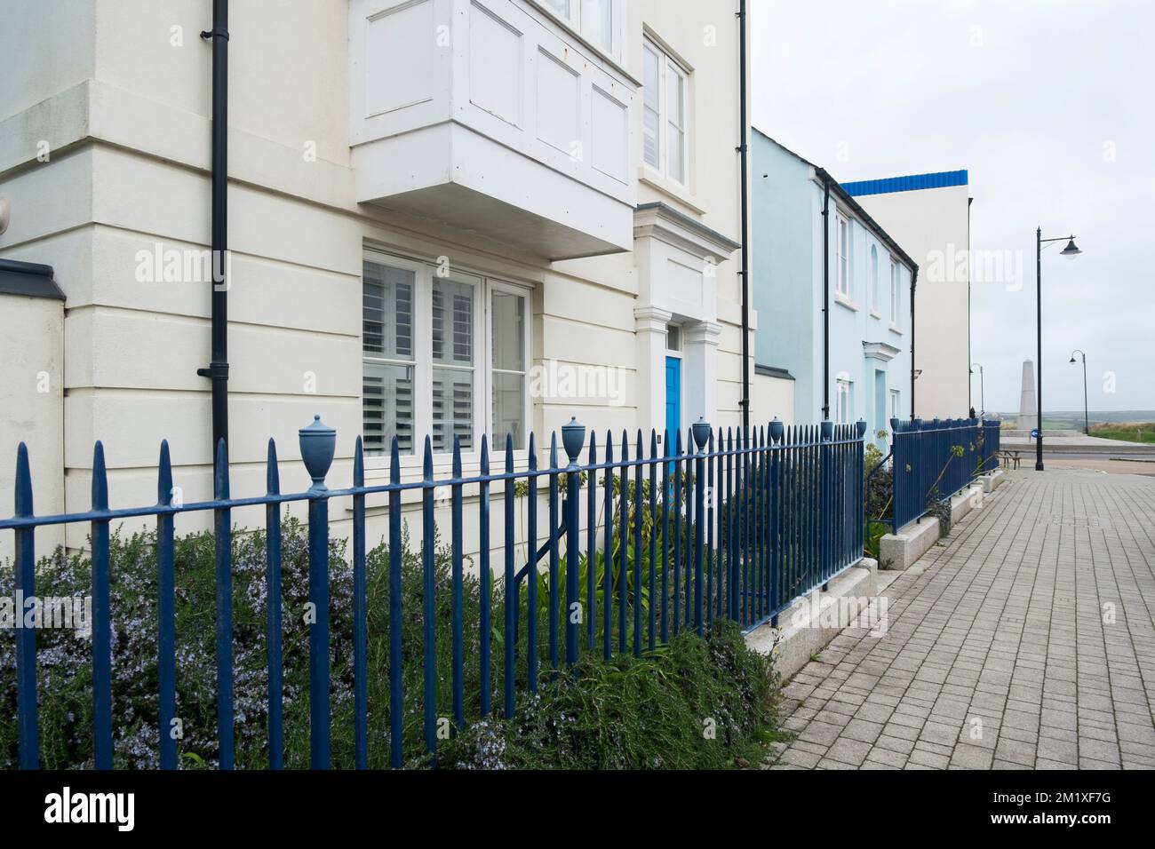 Case indipendenti sulla Stret Euther Penndragon, una strada a Nansledan, uno sviluppo del Ducato di Cornovaglia a Newquay, Cornovaglia, Inghilterra sudoccidentale, Regno Unito Foto Stock