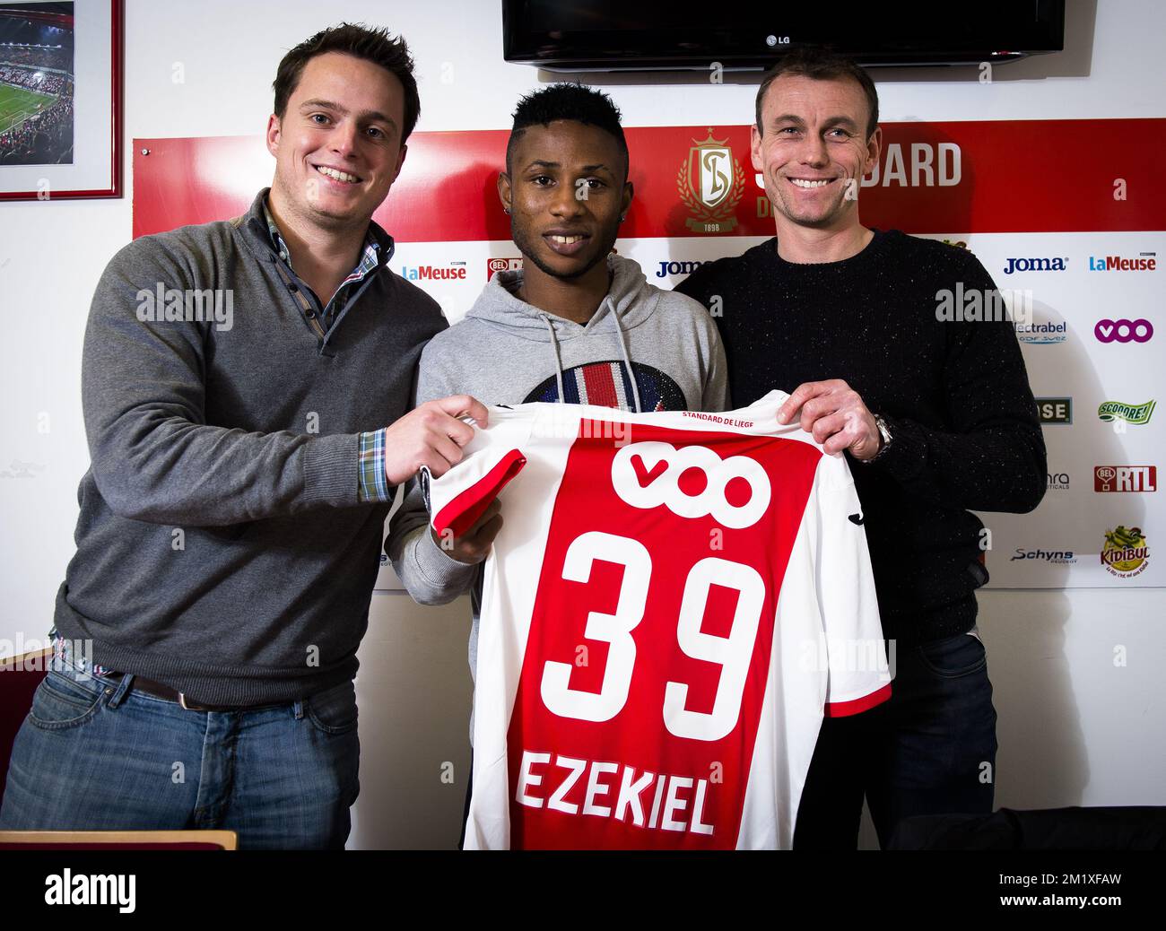 20150203 - LIEGE, BELGIO: Pierre Locht, il nuovo giocatore di Standard Imoh Ezekiel e il consigliere sportivo di Standard Axel Lawaree, propongono al fotografo una conferenza stampa della prima divisione belga Standard de Liege per presentare un nuovo giocatore, martedì 03 febbraio 2015, a Liegi. L'attaccante nigeriano Imoh Ezechiel sta arrivando in prestito dal Qatari club al-Arabi, ha già giocato per Standard dal 2011 al 2014. FOTO DI BELGA LAURIE DIEFFEMBACQ Foto Stock