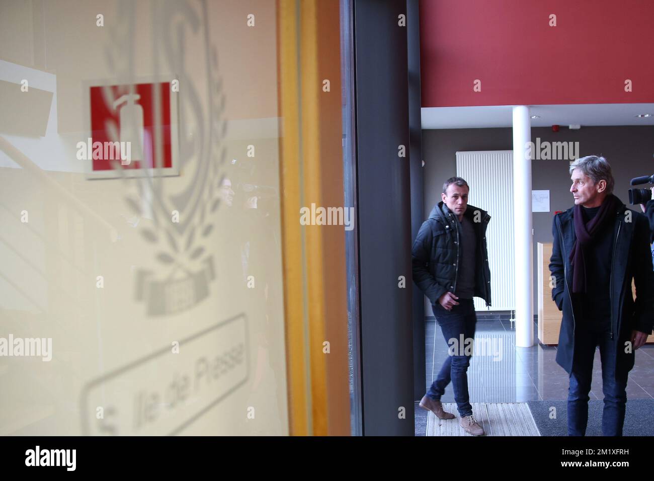 20150202 - LIEGE, BELGIO: Il consigliere sportivo di Standard Axel Lawaree e il nuovo allenatore capo di Standard Jose riga arrivano per una conferenza stampa della squadra di calcio belga di prima divisione Standard de Liege per presentare un nuovo allenatore, lunedì 02 febbraio 2015, a Liegi. Riga torna come allenatore capo, ha già addestrato Standard nella stagione 2011-2012. FOTO DI BELGA BRUNO FAHY Foto Stock