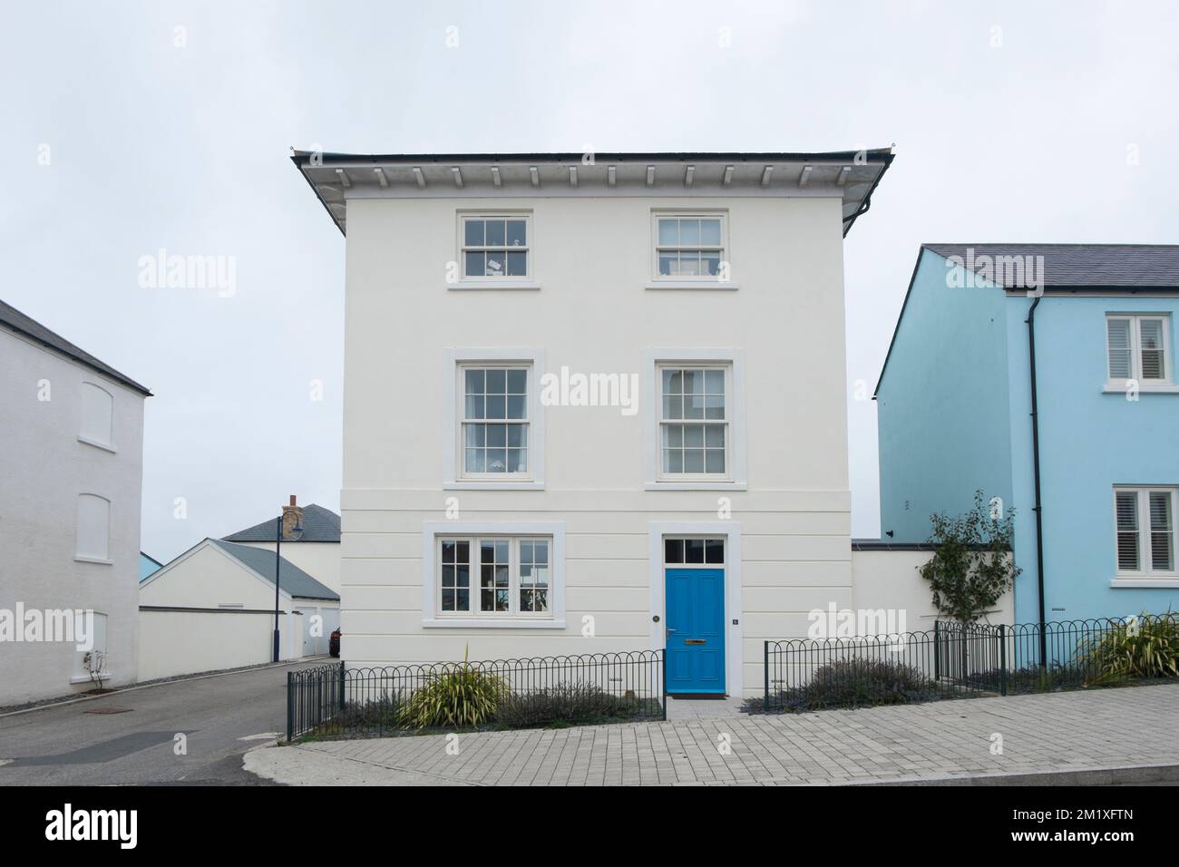 Una crema, tre piani, casa indipendente a Nansledan, un'estensione della città costiera di Newquay, uno sviluppo del Ducato di Cornovaglia in Inghilterra, Regno Unito Foto Stock