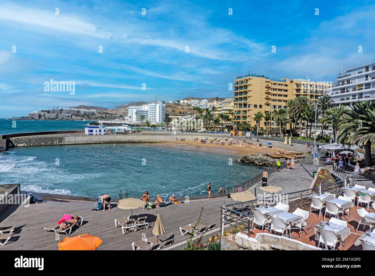 Arguineguin, Gran Canaria, con la sua passeggiata costiera e un luogo per prendere il sole Foto Stock