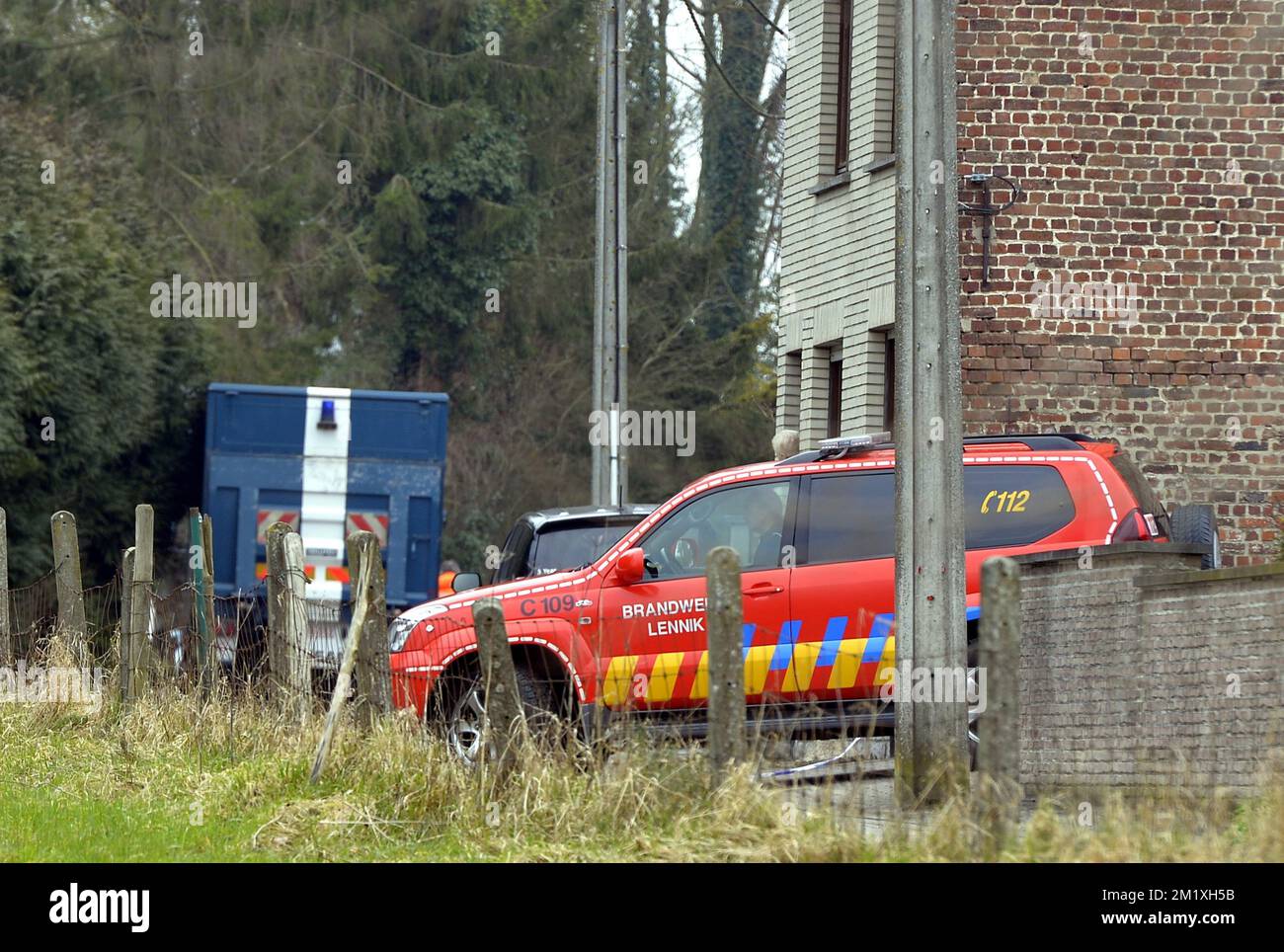 20150211 - LENNIK, BELGIO: I vigili del fuoco raffigurati vicino alla scena dopo un grave incendio in una dimora a Lennik in cui morirono tre bambini, mercoledì 11 febbraio 2015. FOTO DI BELGA ERIC LALMAND Foto Stock