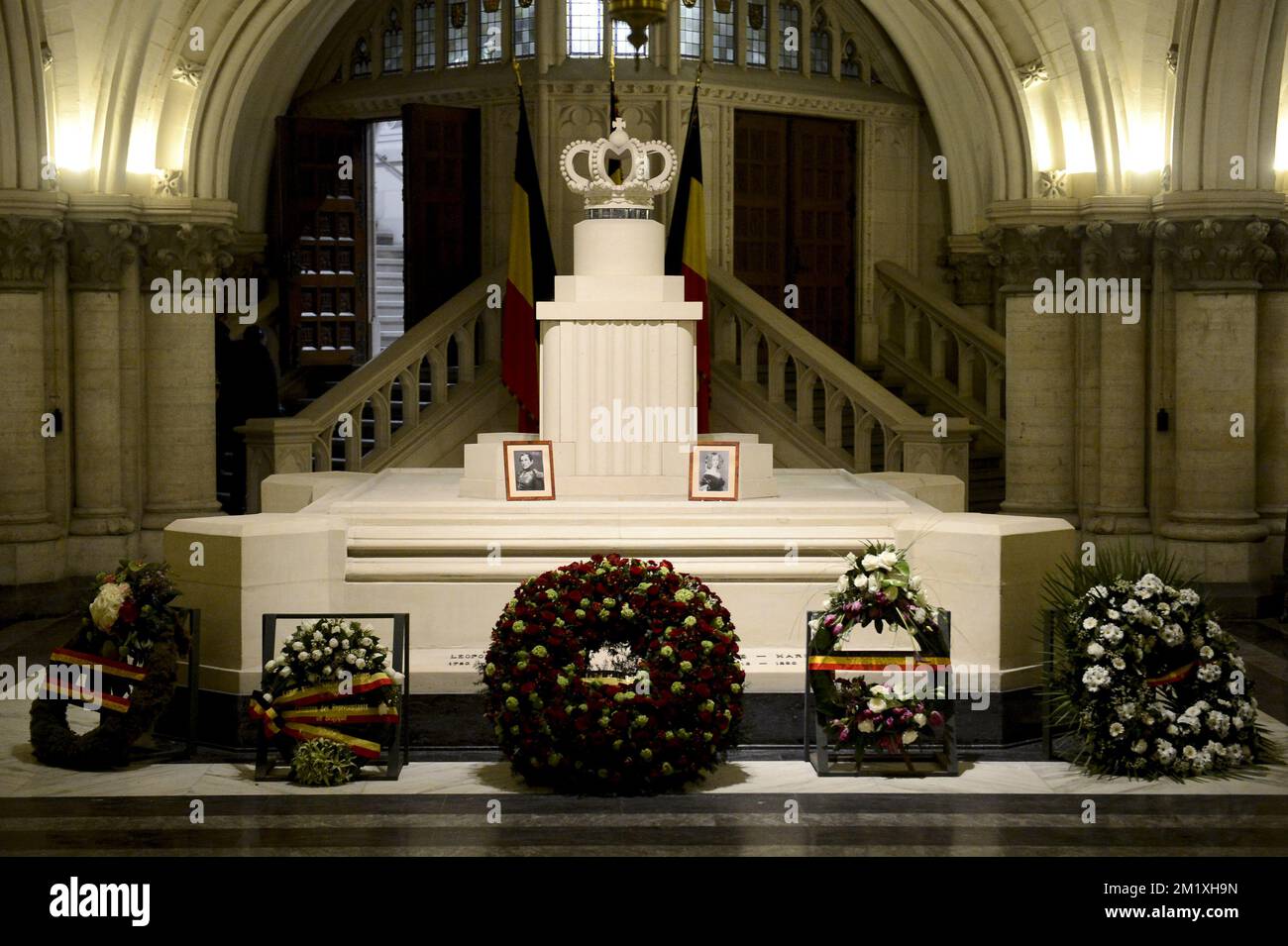 20150212 - BRUXELLES, BELGIO: L'illustrazione mostra la tomba di Re Leopoldo i e Charlotte Augusta durante una messa per commemorare i defunti della Famiglia reale belga, presso la chiesa di Onze-lieve-Vrouwkerk - Eglise Notre-Dame a Laeken-Laken, Bruxelles, giovedì 12 febbraio 2015. FOTO DI BELGA DIRK WAEM Foto Stock