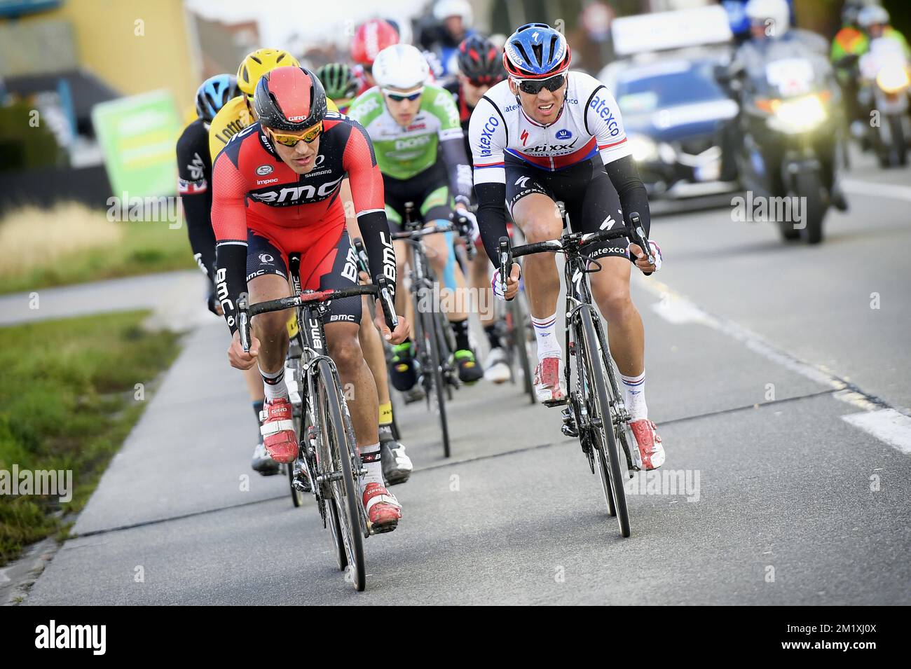 Il lussemburghese Jempy Drucker del BMC Racing Team e il ceco Zdenek Stybar del team Ettix - Quick-Step illustrato in azione durante la 67th edizione della gara ciclistica di un giorno Kuurne-Bruxelles-Kuurne, a 196 km da Kuurne a Kuurne, domenica 01 marzo 2015. È la seconda gara della stagione in un week-end in Belgio. Foto Stock