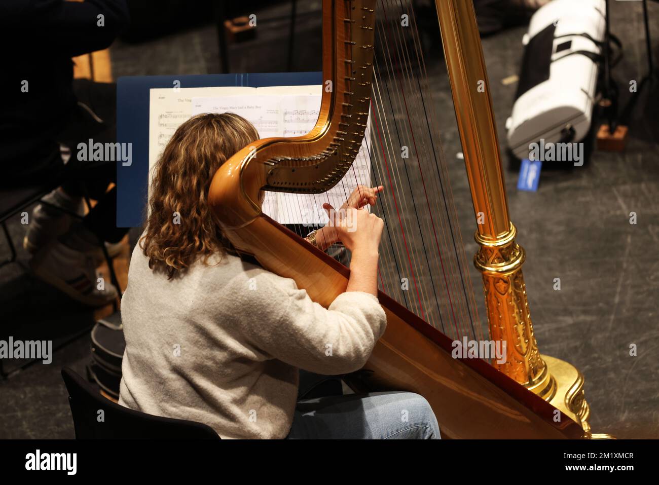 Viste generali della Royal Philharmonic Orchestra che prova il backstage al Brighton Dome, East Sussex, Regno Unito. Foto Stock