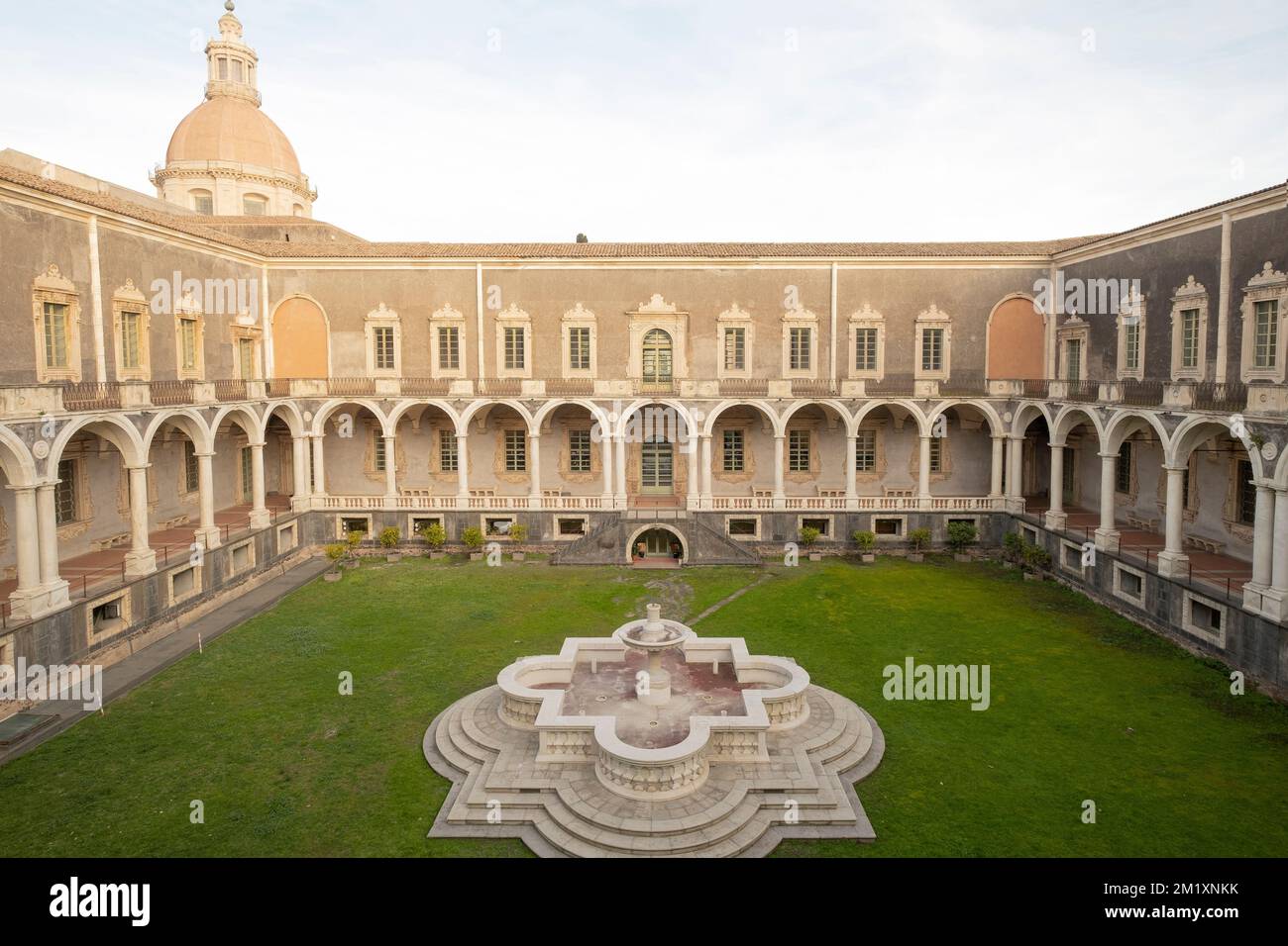 Vista sul cortile barocco centrale Catania Sicilia Italia chiostro benedettino Catania, Sicilia, Italia Foto Stock