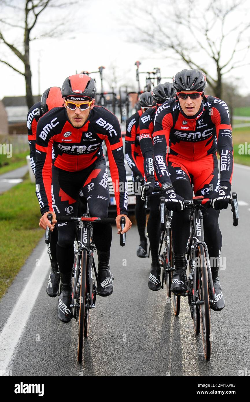 20150402 - OUDENAARDE, BELGIO: Il lussemburghese Jempy Drucker del BMC Racing Team e il tedesco Marcus Burghardt del BMC Racing Team nella foto durante la ricognizione del tracciato della prossima domenica 'Ronde van Vlaanderen - Tour des Flandres - Tour della gara ciclistica delle Fiandre, giovedì 02 aprile 2015, a Oudenaarde. BELGA FOTO LUC CLAESSEN Foto Stock