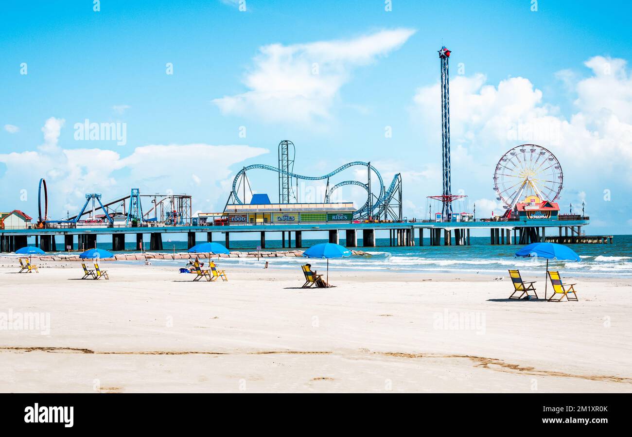 Galveston, Texas, Stati Uniti - 04 ottobre 2018: Vista degli ombrelloni e del parco divertimenti Pleasure Pier sull'isola di Galveston, Texas. Foto Stock