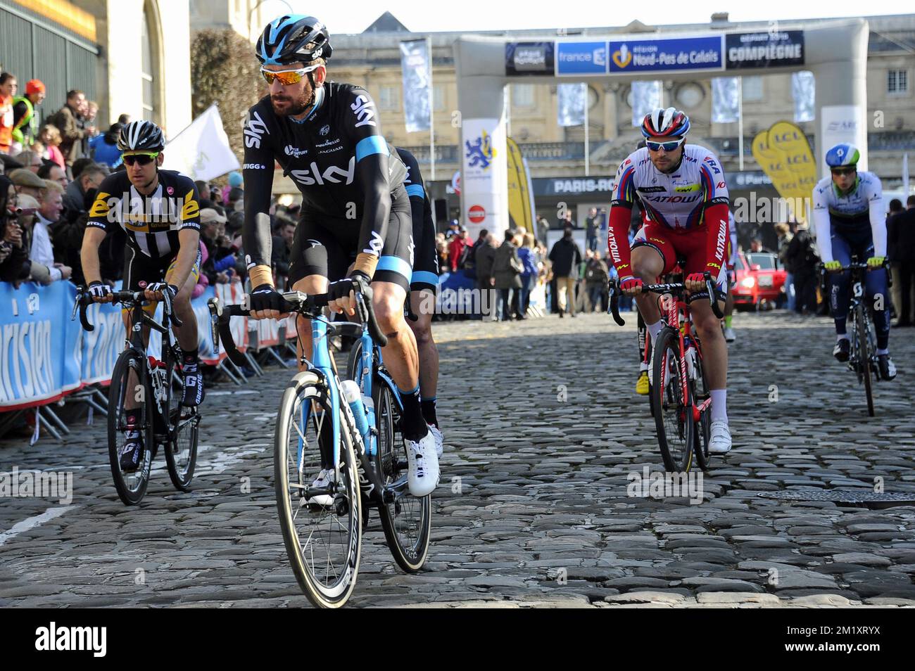British Bradley Wiggins del Team Sky nella foto al via della 'Parigi-Roubaix' gara ciclistica di un giorno, a 253,5 km da Compiegne al Velodromo di Roubaix, domenica 12 aprile 2015. Foto Stock