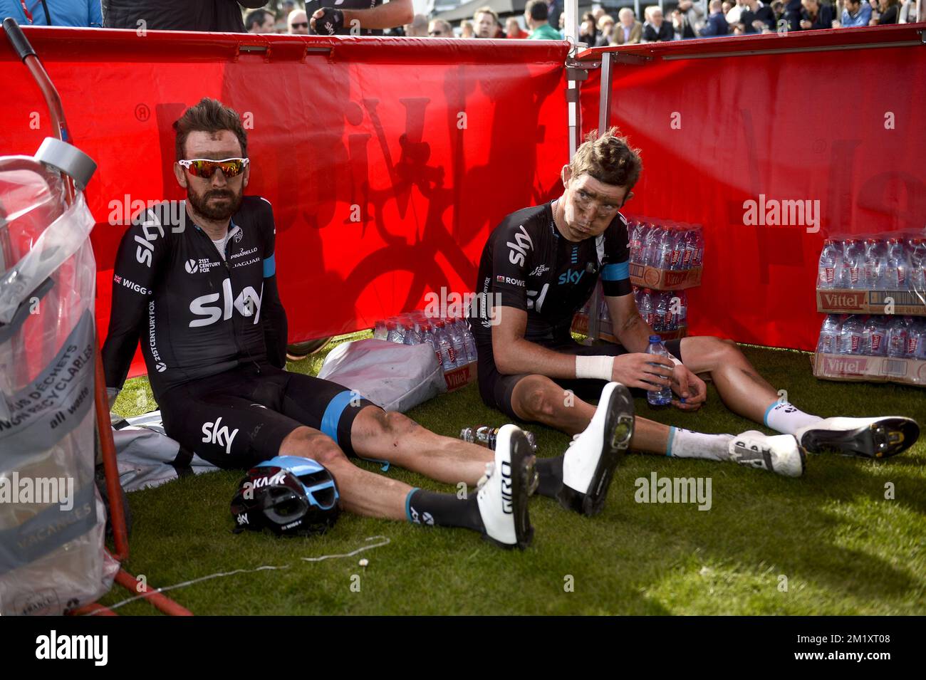 Il britannico Bradley Wiggins del Team Sky e il gallese Luke Rowe del Team Sky nella foto dopo la gara ciclistica 'Paris-Roubaix' di un giorno, a 253,5 km da Compiegne al Velodromo di Roubaix, domenica 12 aprile 2015. Foto Stock