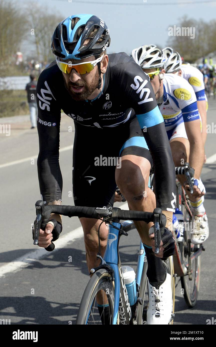 British Bradley Wiggins del Team Sky nella foto durante la gara ciclistica di un giorno 'Parigi-Roubaix', a 253,5 km da Compiegne al Velodromo di Roubaix, domenica 12 aprile 2015. Foto Stock