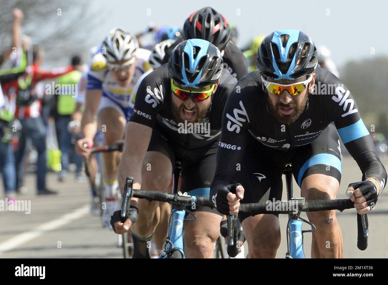 British Bradley Wiggins del Team Sky ha mostrato in azione durante la gara ciclistica di un giorno 'Parigi-Roubaix', a 253,5 km da Compiegne al Velodromo di Roubaix, domenica 12 aprile 2015. Foto Stock