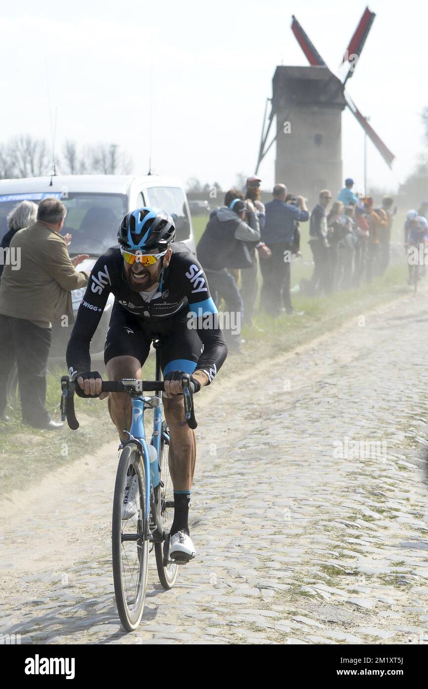 British Bradley Wiggins del Team Sky nella foto durante la gara ciclistica di un giorno 'Parigi-Roubaix', a 253,5 km da Compiegne al Velodromo di Roubaix, domenica 12 aprile 2015. Foto Stock