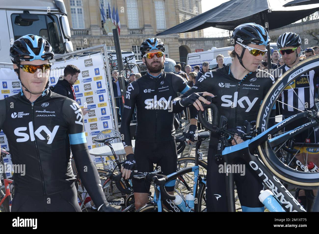 British Bradley Wiggins del Team Sky (C) nella foto all'inizio della gara ciclistica di un giorno 'Paris-Roubaix', a 253,5 km da Compiegne al Velodromo di Roubaix, domenica 12 aprile 2015. Foto Stock