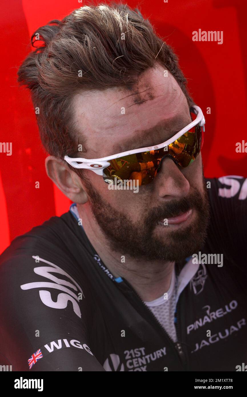 British Bradley Wiggins del Team Sky foto dopo la 'Parigi-Roubaix' gara ciclistica di un giorno, a 253,5 km da Compiegne al Velodromo di Roubaix, Domenica 12 aprile 2015. Foto Stock