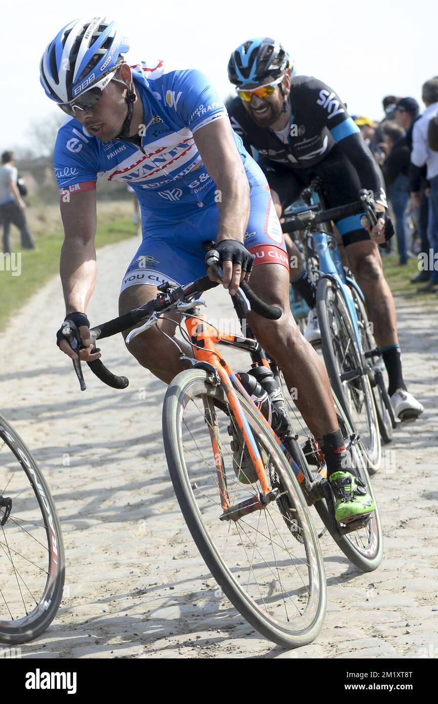 Il belga Bjorn Leukemans di Wanty-Groupe Gobert e il britannico Bradley Wiggins del Team Sky raffigurati durante la gara ciclistica di un giorno 'Paris-Roubaix', a 253,5 km da Compiegne al Velodromo di Roubaix, domenica 12 aprile 2015. Foto Stock