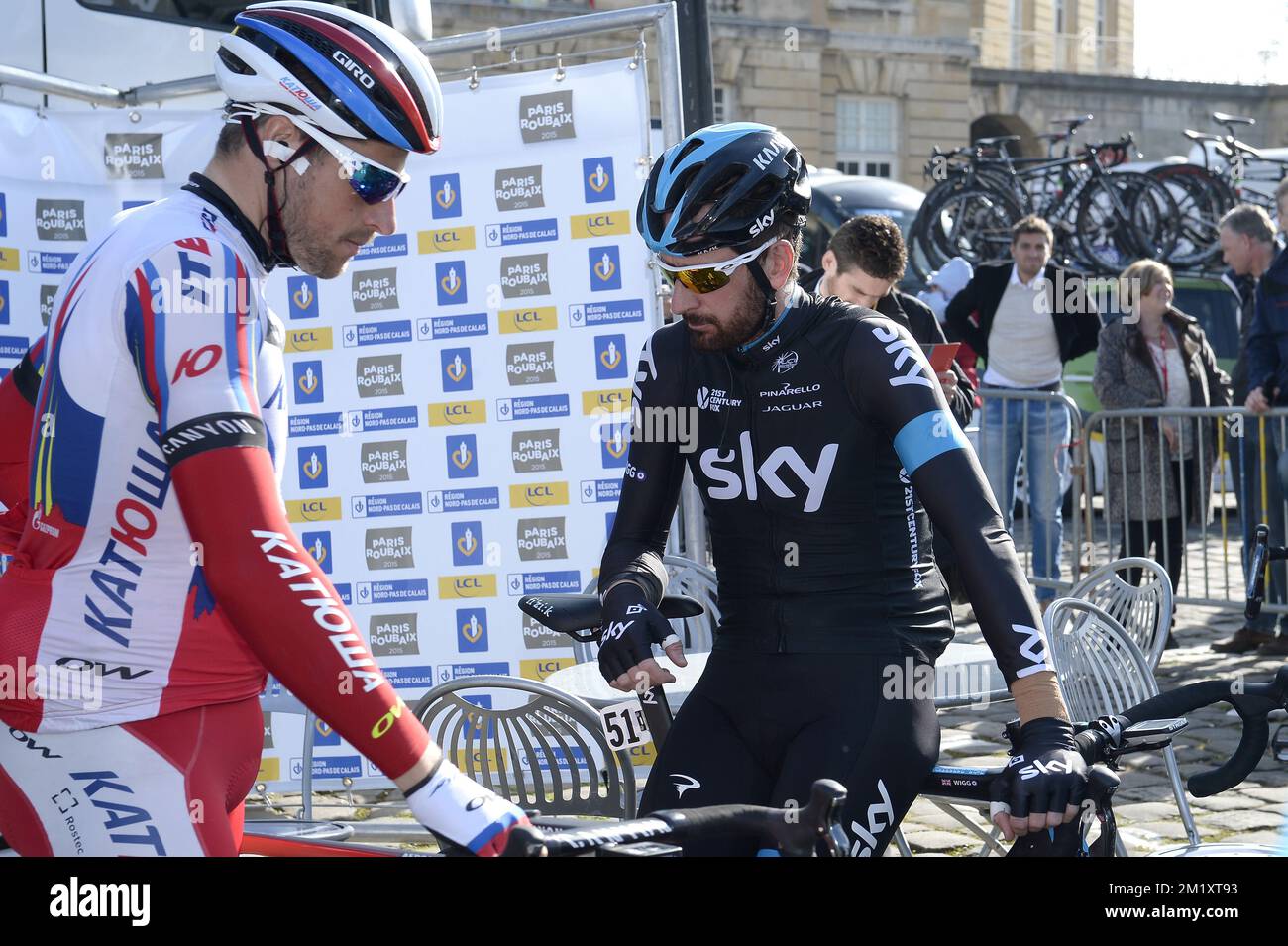 British Bradley Wiggins del Team Sky nella foto al via della 'Parigi-Roubaix' gara ciclistica di un giorno, a 253,5 km da Compiegne al Velodromo di Roubaix, domenica 12 aprile 2015. Foto Stock