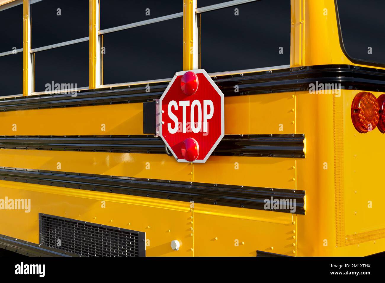 Segnale di stop nella parte posteriore di un scuolabus Foto Stock