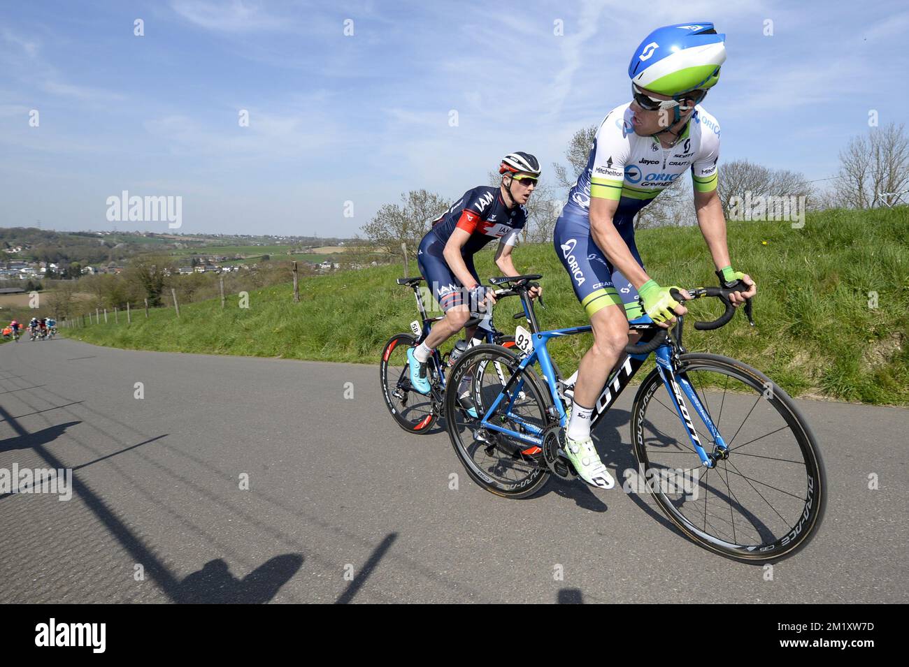 L'australiano David Tanner della IAM Cycling e l'australiano Simon Clarke della Orica Greenedge, nella foto della 50th edizione della corsa Amstel Gold, 258km da Maastricht a Berg en Terblijt, Paesi Bassi, domenica 19 aprile 2015. Foto Stock