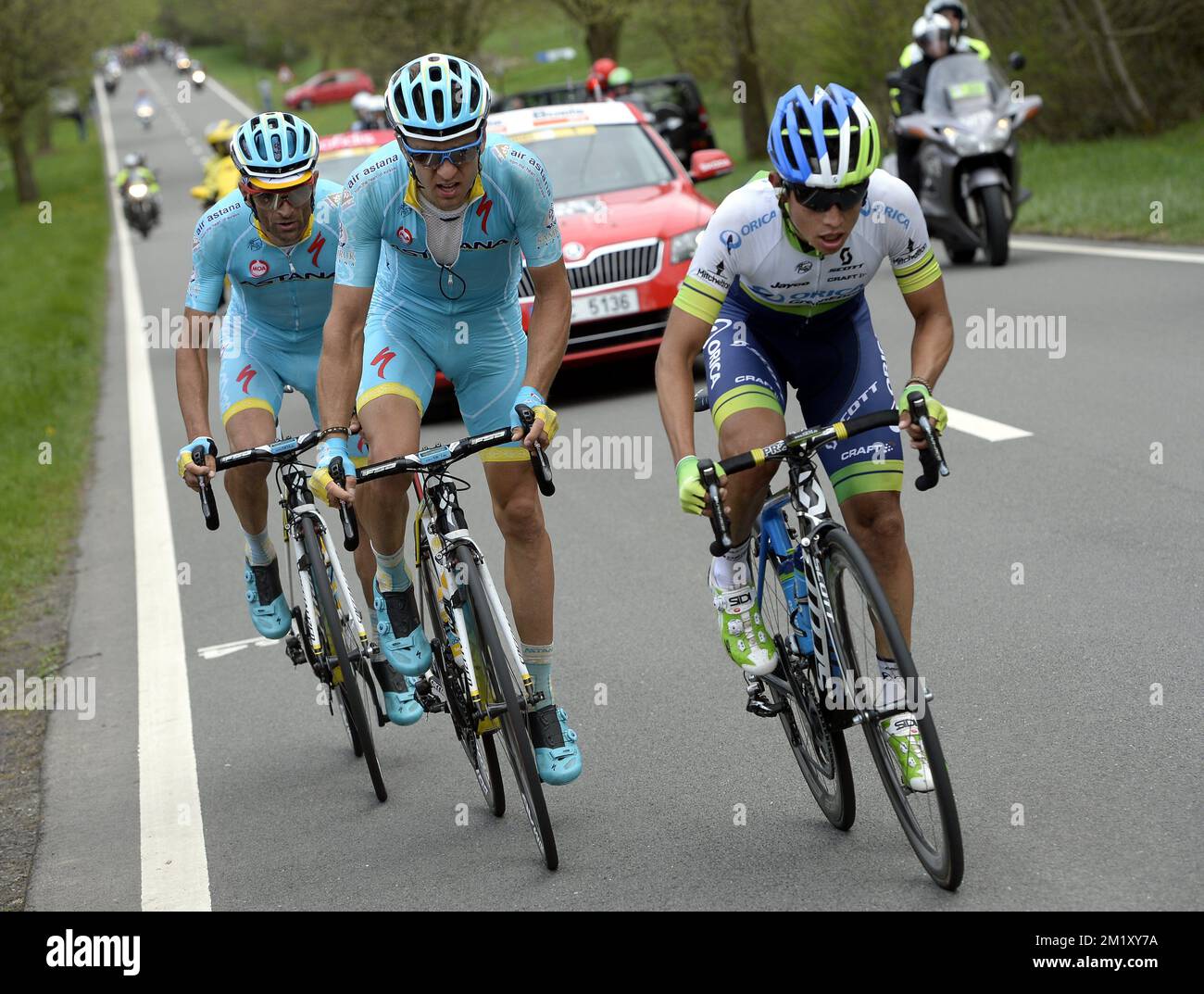 L'italiano Michele Scarponi del Pro Team Astana, l'estone Tanel Kangert del Pro Team Astana e l'australiano Simon Clarke di Orica Greenedge, raffigurati in azione durante la 101th° edizione della gara ciclistica Liegi-Bastogne-Liegi di un giorno, domenica 26 aprile 2015, a Liegi. Foto Stock