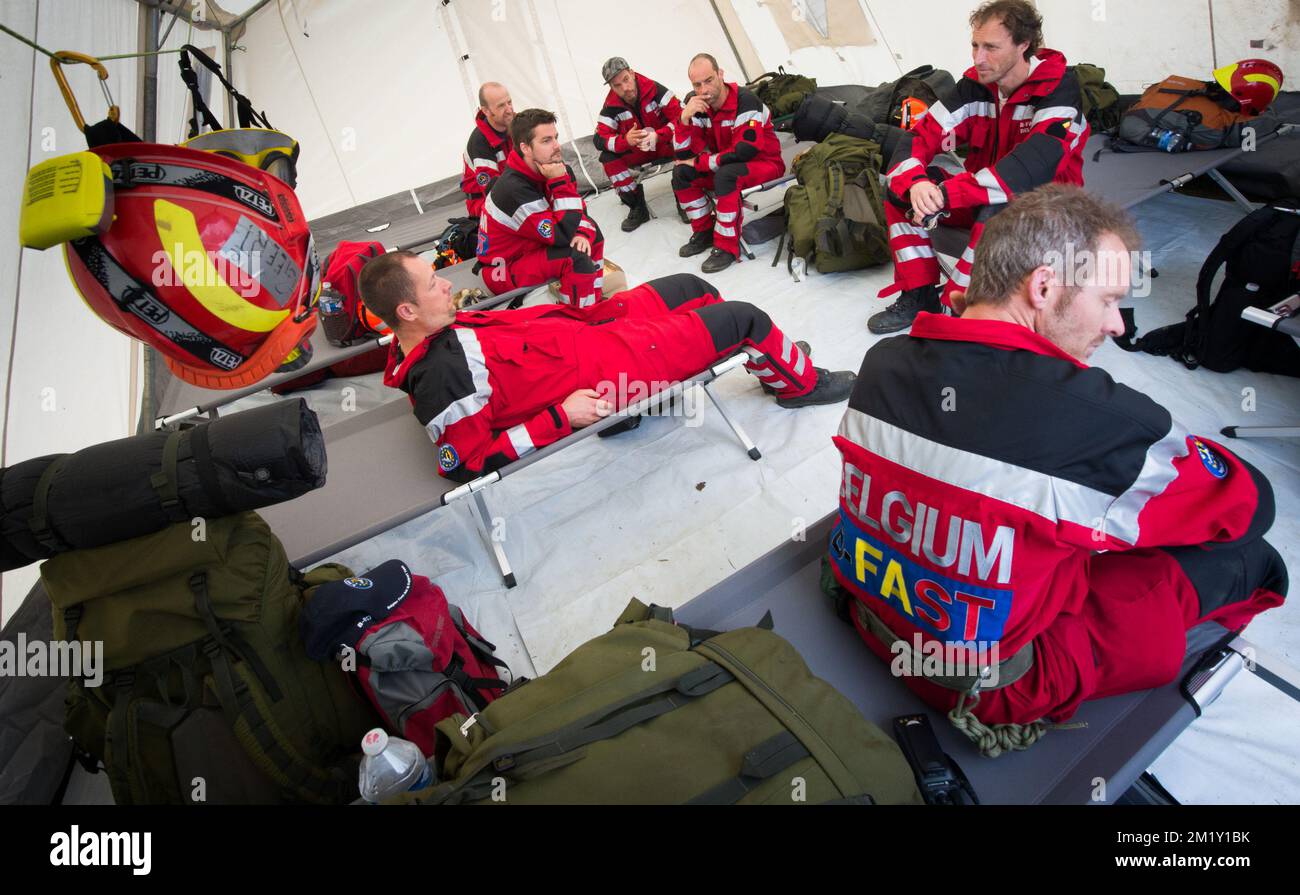 20150430 - GORKHA, NEPAL: La squadra B-Fast attende prima di una missione di soccorso d'emergenza della squadra belga B-Fast di soccorso in caso di calamità naturali a Gorkha (140 km da Kathmandu), Nepal, giovedì 30 aprile 2015. Il Nepal è stato colpito sabato 25 aprile da un terremoto che ha causato danni ingenti nella capitale Kathmandu e nelle valanghe del campo base dell'Everest. Più di 5000 persone sono confermate di essere morte. BELGA FOTO BENOIT DOPPAGNE Foto Stock