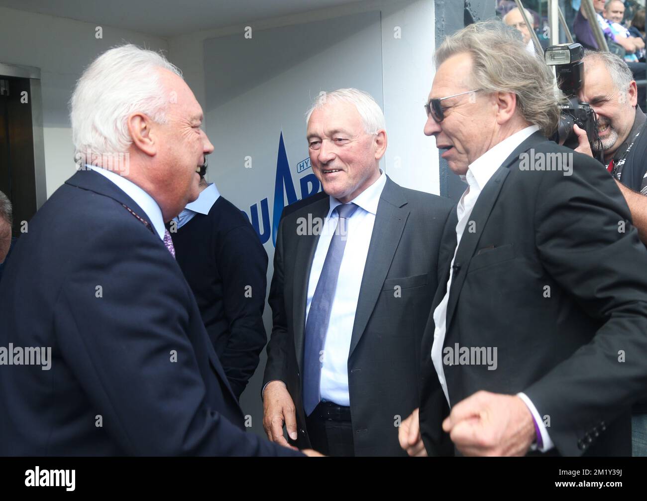 20150510 - BRUXELLES, BELGIO: Il presidente di Anderlecht Roger Vanden Stock, Paul Van Himst e Jan Mulder hanno mostrato all'inizio della partita della Jupiler Pro League tra RSC Anderlecht e Club Brugge, domenica 10 maggio 2015 a Bruxelles, il settimo giorno del Play-off 1. BELGA PHOTO VIRGINIE LEFOUR Foto Stock