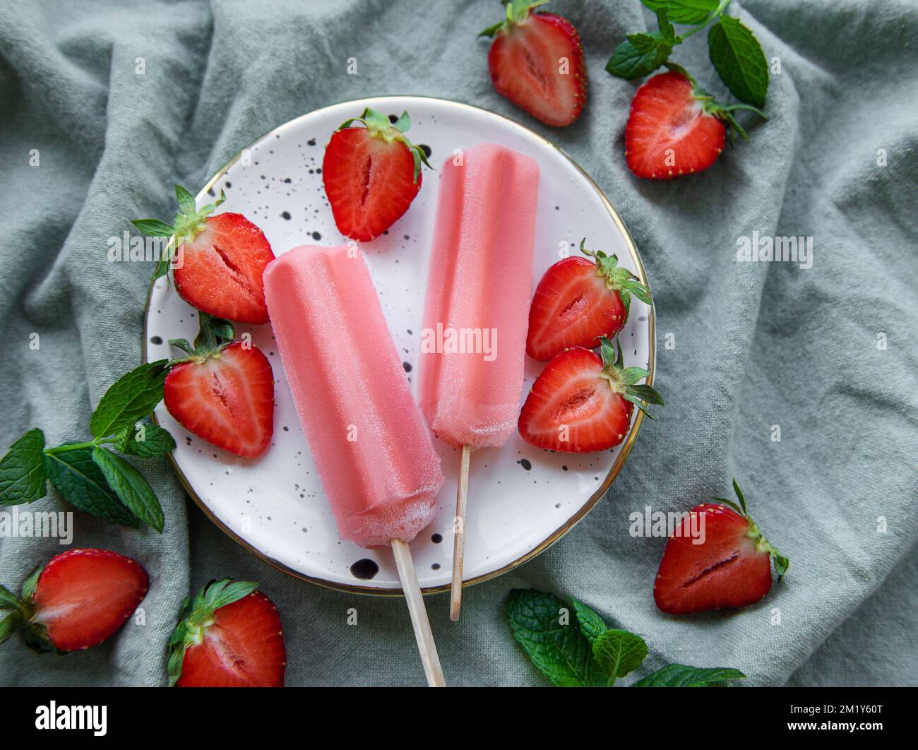 Fragole surgelate fatte in casa e fragole fresche. Dessert estivo Foto Stock