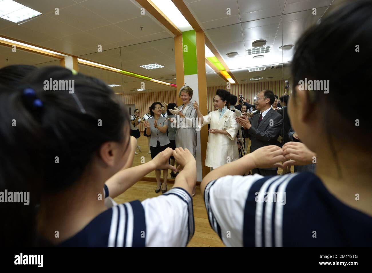 20150624 - PECHINO, CINA: Regina Mathilde del Belgio e Cina prima Signora Peng Liyan visita una scuola di bambini disabili a Pechino il quinto giorno di una visita reale in Cina, mercoledì 24 giugno 2015, in Cina. BELGA FOTO PISCINA PHILIP REYNAERS Foto Stock