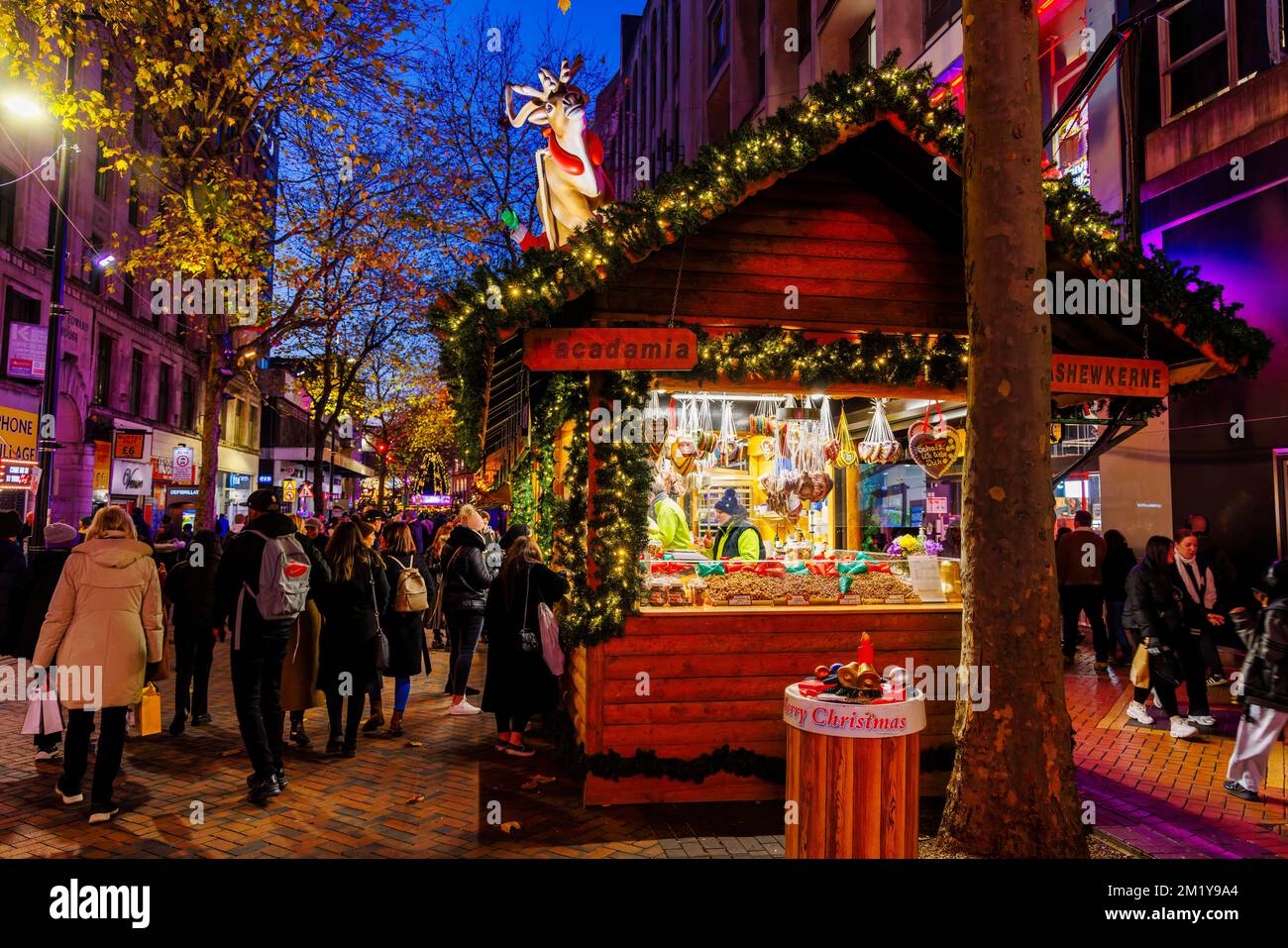 Si ferma a New Street presso il famoso mercato annuale di Natale di Francoforte, Birmingham, West Midlands, Inghilterra, di notte in inverno Foto Stock