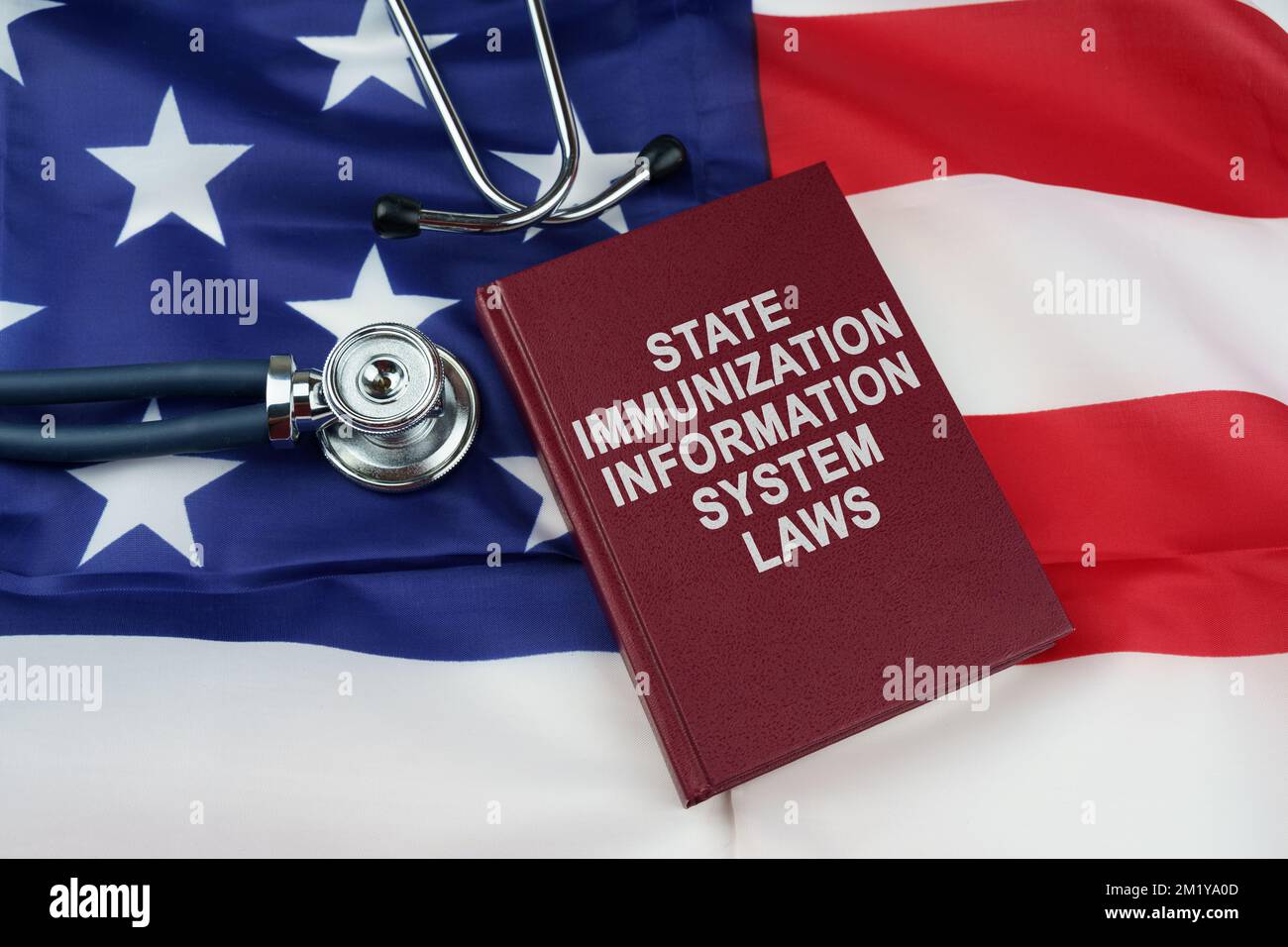 Concetto di legge. Sulla bandiera degli Stati Uniti si trova uno stetoscopio e un libro con l'iscrizione - state Immunization Information System Laws Foto Stock