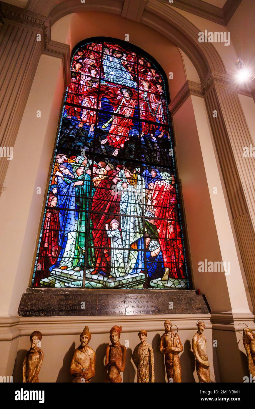 Interno della Cattedrale di San Filippo, Colmore Row, Birmingham, West Midlands, Inghilterra con vetrate di Edward Burne-Jones Foto Stock