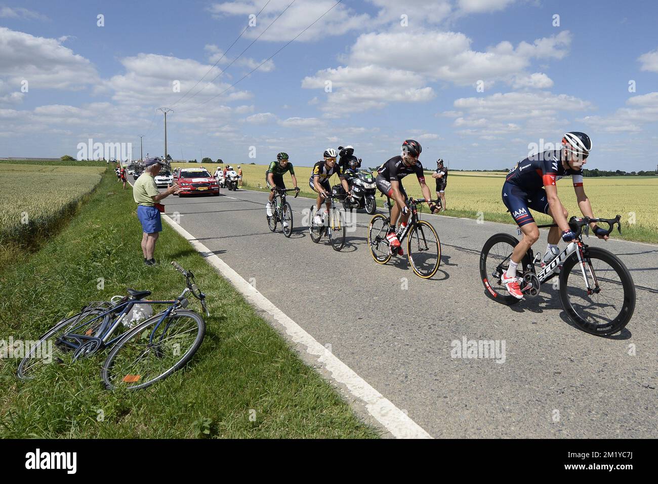 Il ceco Jan Barta di Bora-Argon 18 (2R) e lo svizzero Martin Elmiger di IAM Cycling (R) raffigurati in azione durante la fase 3 dell'edizione 102nd del Tour de France, a 159,5 km da Anversa a Huy, lunedì 06 luglio 2015. Foto Stock