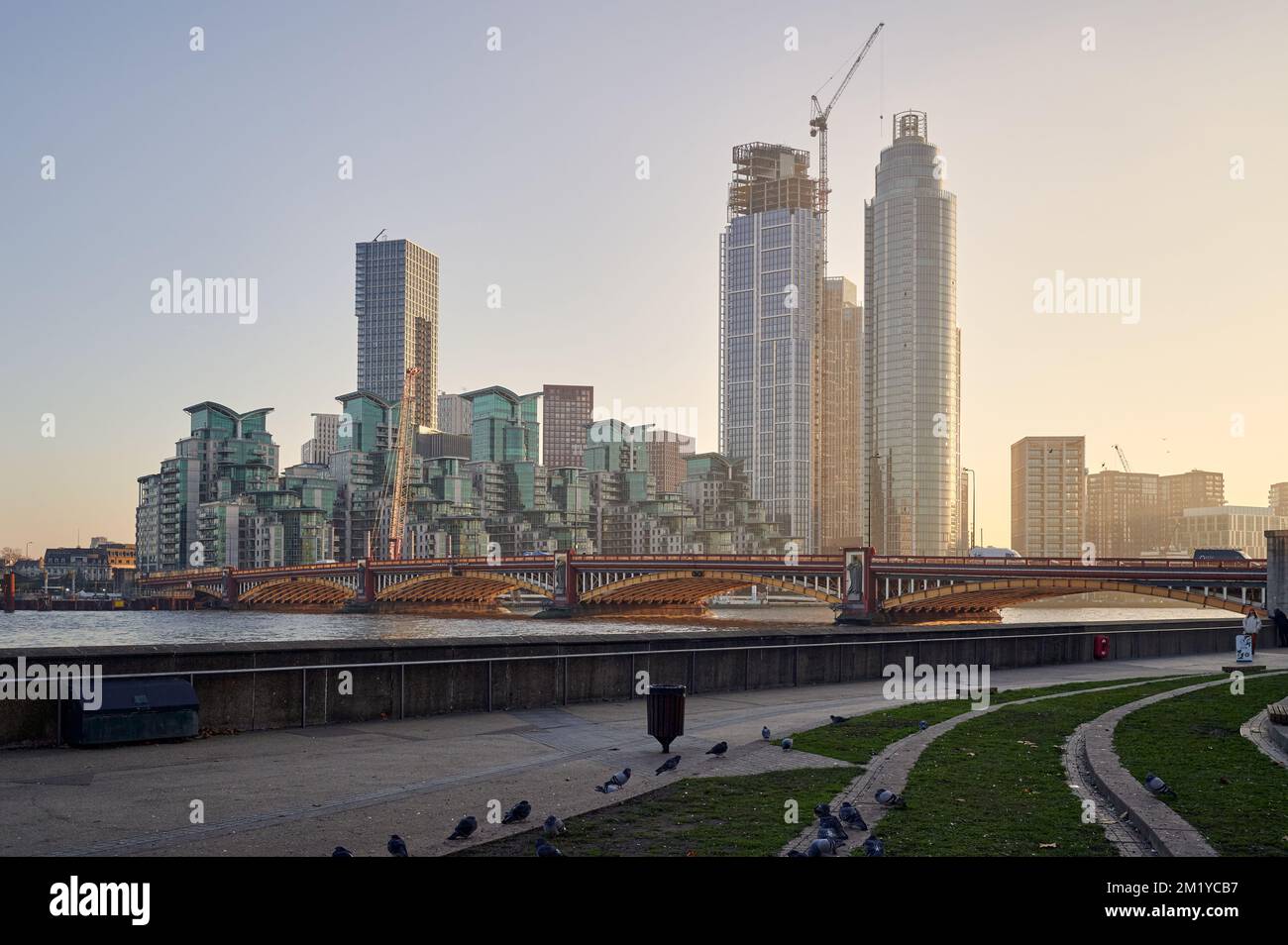 9 dic 2022 - LononnUK: Vista dello sviluppo del pontile di St George sul ponte di vauxhall a londra Foto Stock