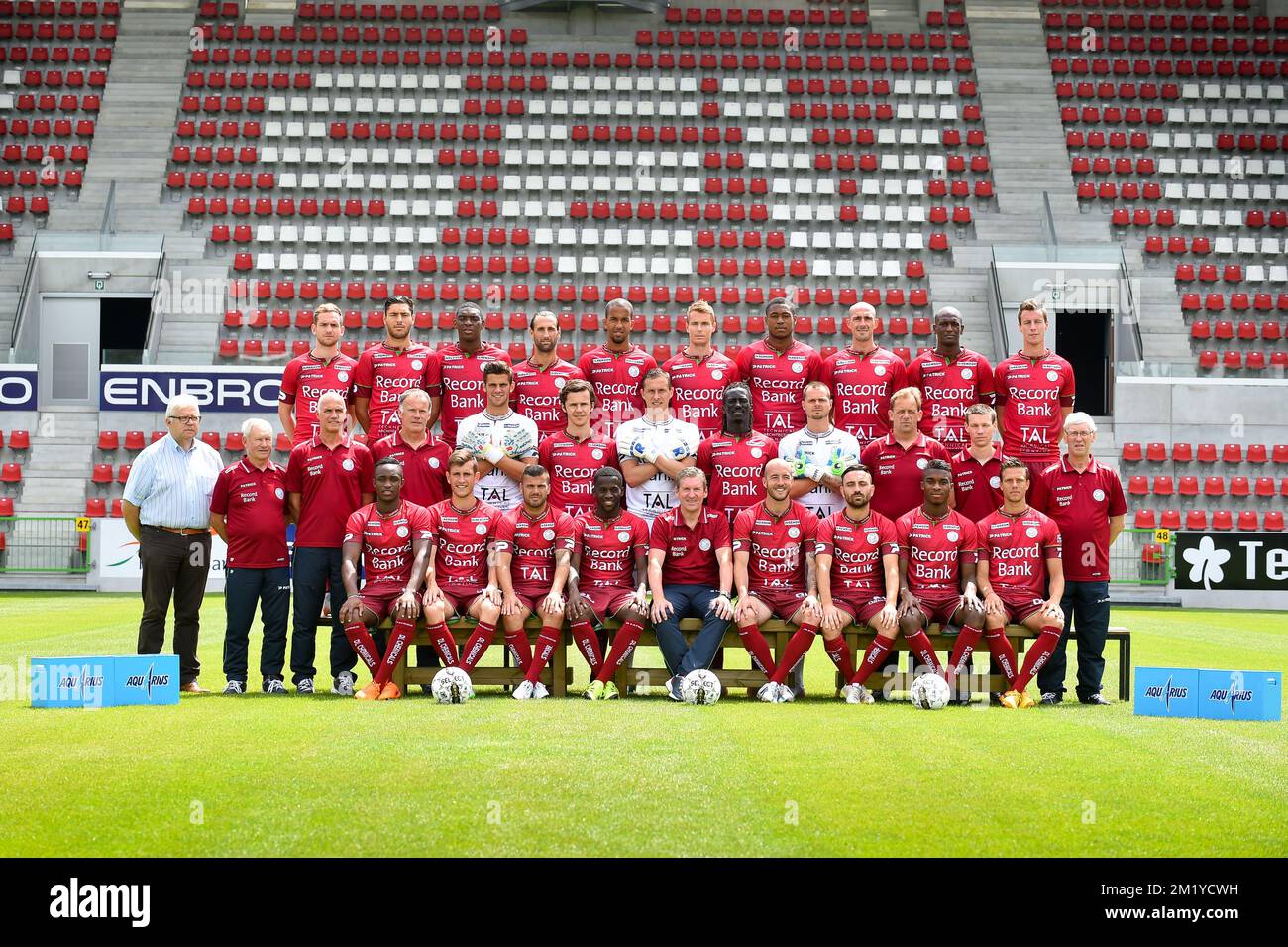 (Top L-R) Stephen Buyl, Karim Essikal, Formose Mendy, Ghislain Gimbert, Marvin Baudry, Jesper Jorgensen, Chuks Aneke, Christophe Lepoint, Joel Sami, Bruno Godeau, (Centro L-R) Martin Balcaen (teammanager), Roger Putman (addetto), Ronny Verriest (assistente allenatore), Eddy Van den Berge (assistente allenatore), Louis Bostyn, Karel D'Haene, Sammy Bossut, Mbaye Leye, Kenny Steppe, Gianny De Vos (allenatore portiere), Bram De Winne (allenatore fisico), Rony Van Der Beken (uomo materiale), (prima fila L-R) Charni Ekangamene, Sebastiaan Brebel, Alessandro Cordaro, Bryan Verboom, Francky Dury (allenatore principale), Steve De Foto Stock