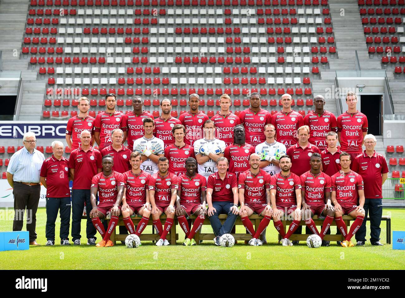 (Top L-R) Stephen Buyl, Karim Essikal, Formose Mendy, Ghislain Gimbert, Marvin Baudry, Jesper Jorgensen, Chuks Aneke, Christophe Lepoint, Joel Sami, Bruno Godeau, (Centro L-R) Martin Balcaen (teammanager), Roger Putman (addetto), Ronny Verriest (assistente allenatore), Eddy Van den Berge (assistente allenatore), Louis Bostyn, Karel D'Haene, Sammy Bossut, Mbaye Leye, Kenny Steppe, Gianny De Vos (allenatore portiere), Bram De Winne (allenatore fisico), Rony Van Der Beken (uomo materiale), (prima fila L-R) Charni Ekangamene, Sebastiaan Brebel, Alessandro Cordaro, Bryan Verboom, Francky Dury (allenatore principale), Steve De Foto Stock
