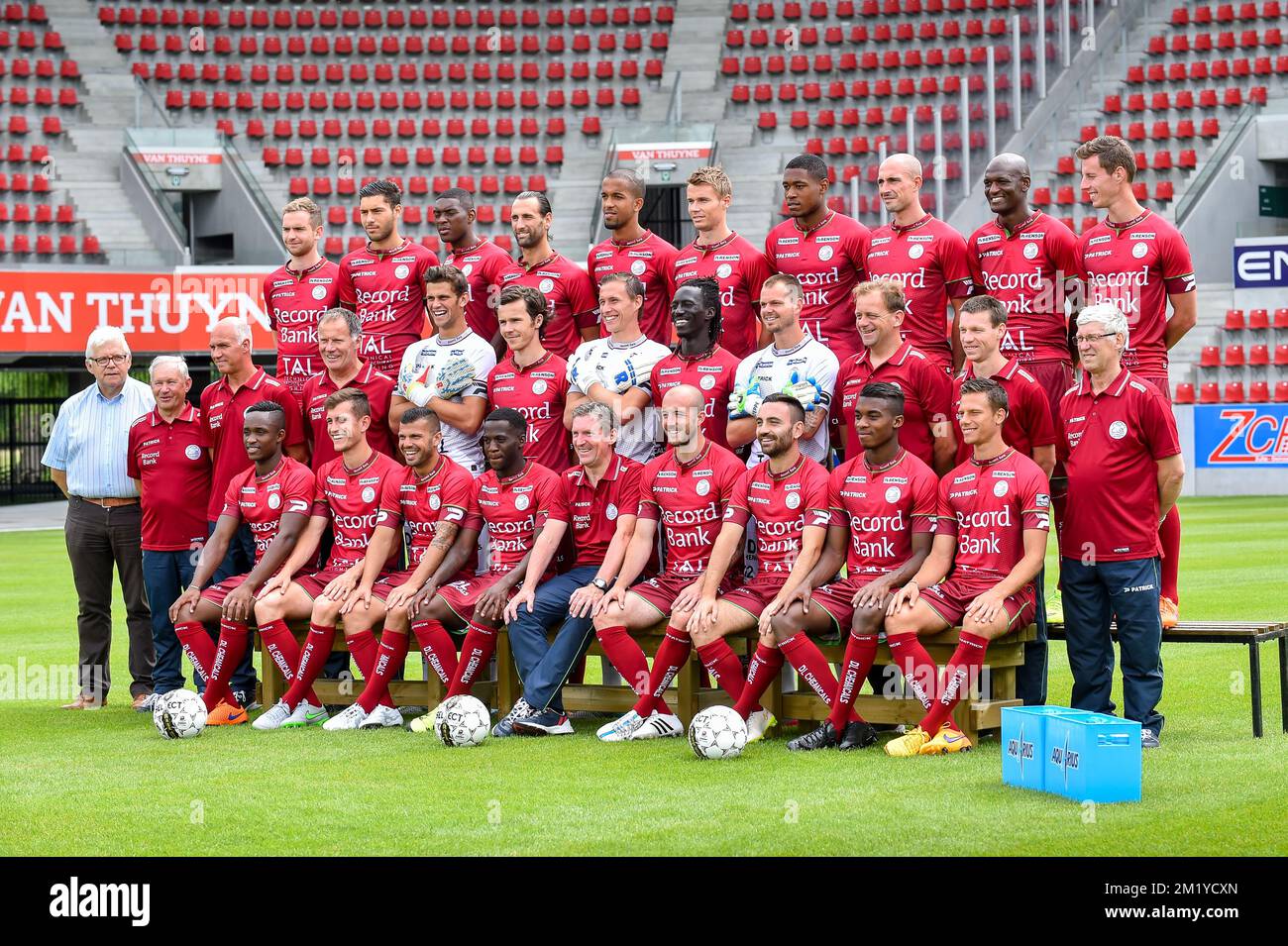 (Top L-R) Stephen Buyl, Karim Essikal, Formose Mendy, Ghislain Gimbert, Marvin Baudry, Jesper Jorgensen, Chuks Aneke, Christophe Lepoint, Joel Sami, Bruno Godeau, (Centro L-R) Martin Balcaen (teammanager), Roger Putman (addetto), Ronny Verriest (assistente allenatore), Eddy Van den Berge (assistente allenatore), Louis Bostyn, Karel D'Haene, Sammy Bossut, Mbaye Leye, Kenny Steppe, Gianny De Vos (allenatore portiere), Bram De Winne (allenatore fisico), Rony Van Der Beken (uomo materiale), (prima fila L-R) Charni Ekangamene, Sebastiaan Brebel, Alessandro Cordaro, Bryan Verboom, Francky Dury (allenatore principale), Steve De Foto Stock