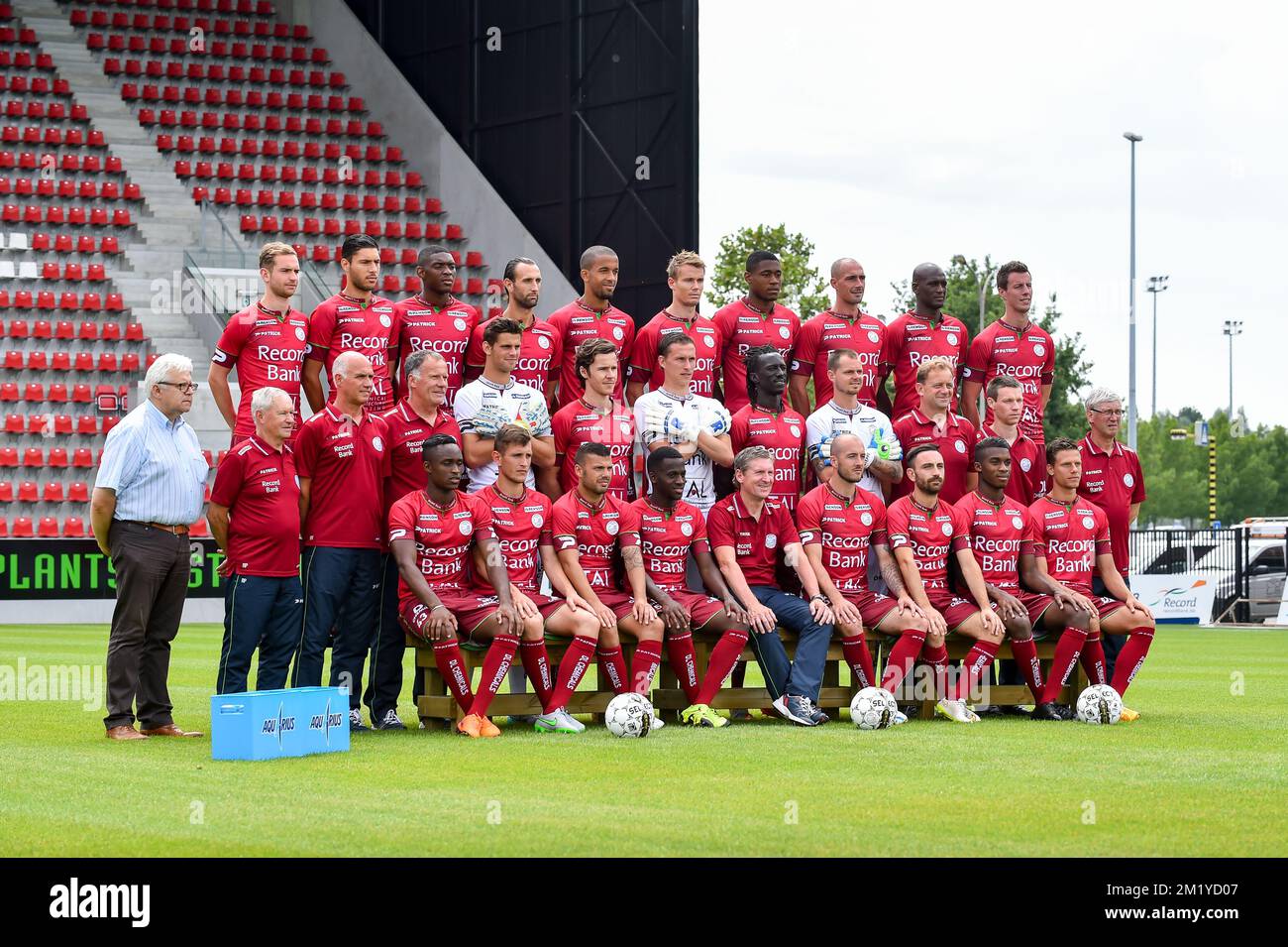 (Top L-R) Stephen Buyl, Karim Essikal, Formose Mendy, Ghislain Gimbert, Marvin Baudry, Jesper Jorgensen, Chuks Aneke, Christophe Lepoint, Joel Sami, Bruno Godeau, (Centro L-R) Martin Balcaen (teammanager), Roger Putman (addetto), Ronny Verriest (assistente allenatore), Eddy Van den Berge (assistente allenatore), Louis Bostyn, Karel D'Haene, Sammy Bossut, Mbaye Leye, Kenny Steppe, Gianny De Vos (allenatore portiere), Bram De Winne (allenatore fisico), Rony Van Der Beken (uomo materiale), (prima fila L-R) Charni Ekangamene, Sebastiaan Brebel, Alessandro Cordaro, Bryan Verboom, Francky Dury (allenatore principale), Steve De Foto Stock
