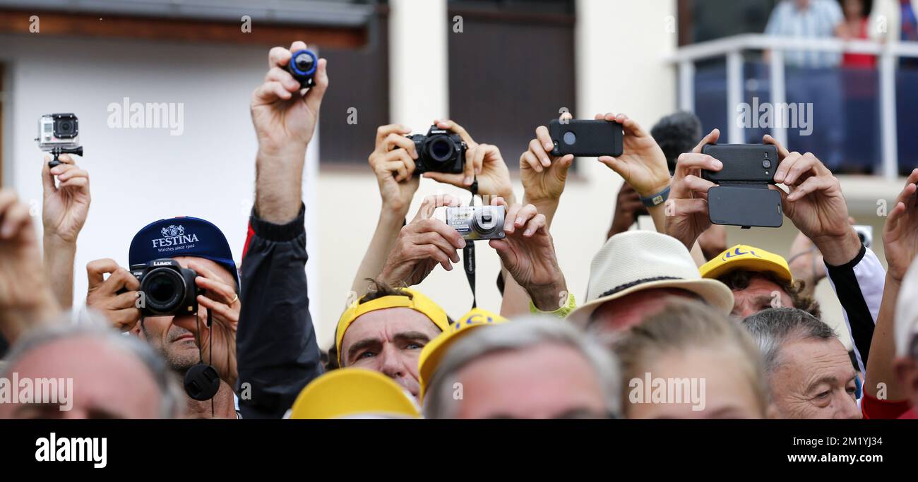 L'immagine mostra gli appassionati che scattano foto dopo la fase 19 della 2015 edizione della gara ciclistica Tour de France, a 138 km da Saint-Jean-de-Maurienne a la Toussuire, Francia, venerdì 24 luglio 2015. Foto Stock