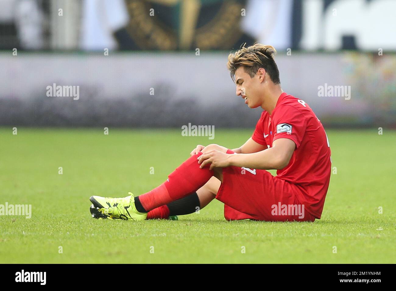 20150809 - CHARLEROI, BELGIO: Il Club's Dion si raffredda dopo la partita della Jupiler Pro League tra Sporting Charleroi e Club Brugge, a Charleroi, domenica 09 agosto 2015, il 3rd° giorno del campionato di calcio belga. FOTO DI BELGA BRUNO FAHY Foto Stock