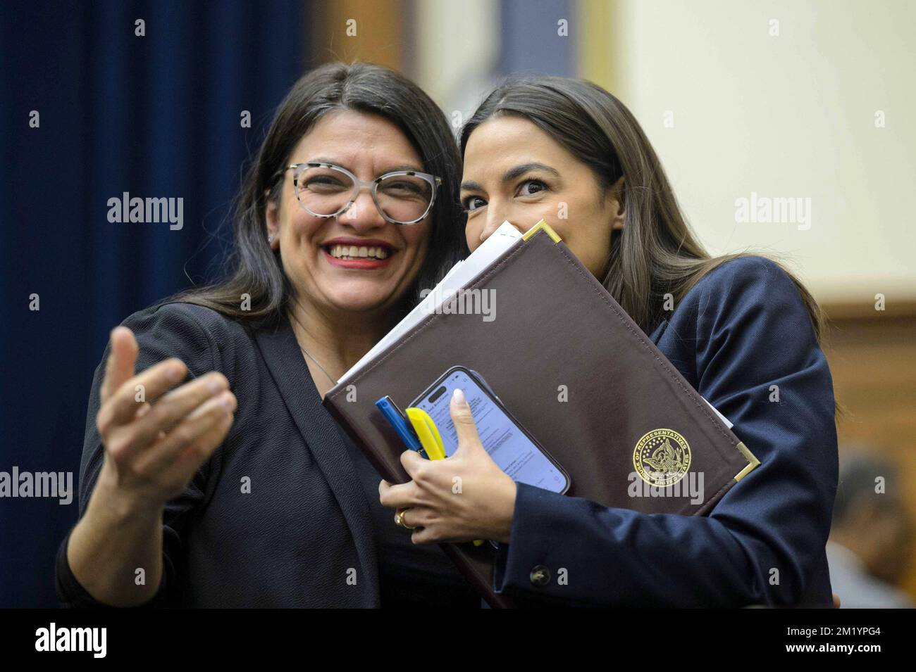 Washington, Stati Uniti. 13th Dec, 2022. Rashida Tlaib, D-MI, e il Rep. Alexandria Ocasio-Cortez, D-NY, parlano durante un'audizione della House Financial Services Committee sul crollo della FTX negli Stati Uniti Campidoglio a Washington, DC Martedì, 13 dicembre 2022. Foto di Bonnie Cash/UPI Credit: UPI/Alamy Live News Foto Stock