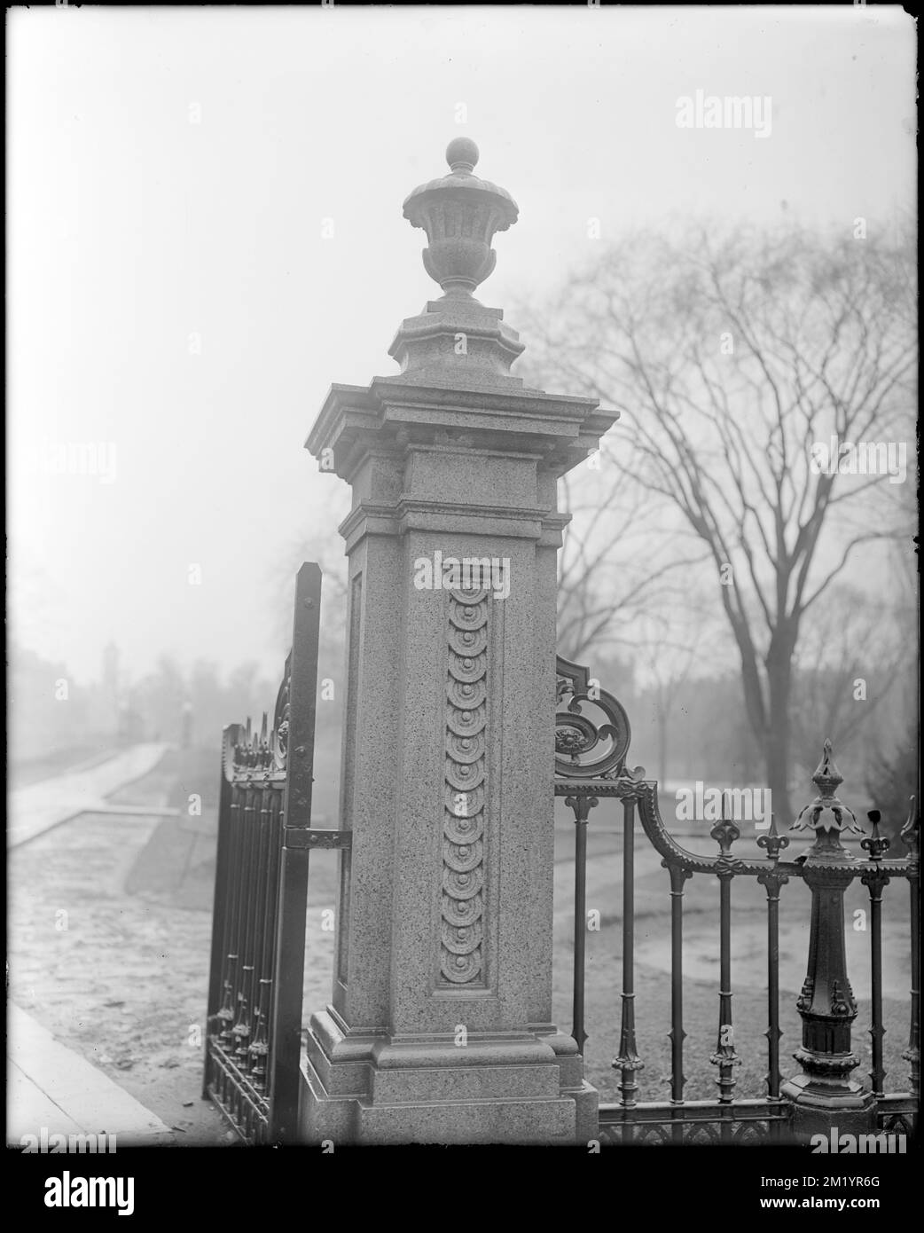 Boston, Massachusetts, Charles Street, dettagli esterni, cancello di pietra all'ingresso della Biblioteca pubblica, cancelli, recinzioni. Frank Cousins Collezione di negativi in lastra di vetro Foto Stock