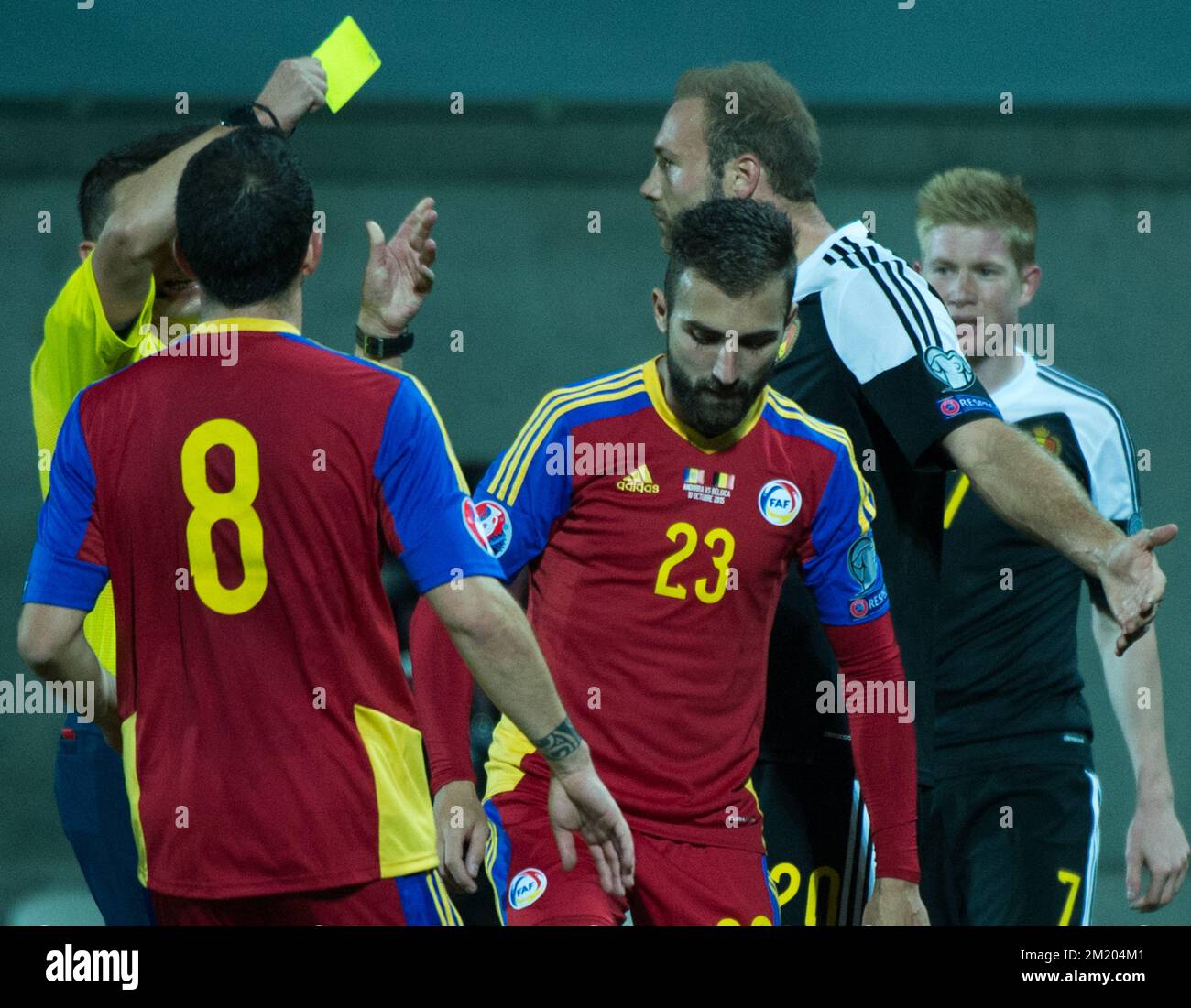 20151010 - ANDORRA LA VELLA, ANDORRA: Marcio Vieira di Andorra, Jordi Rubio di Andorra e Laurent Depoitre del Belgio reagiscono come Referee Gil Pawel dà una carta gialla durante una partita di qualificazione Euro 2016 tra Andorra e la nazionale belga di calcio Red Devils, sabato 10 ottobre 2015, ad Andorra la Vella, Andorra. Il Belgio ha vinto 1-4 e si è qualificato per i Campionati europei 2016 in Francia. BELGA FOTO BENOIT DOPPAGNE Foto Stock