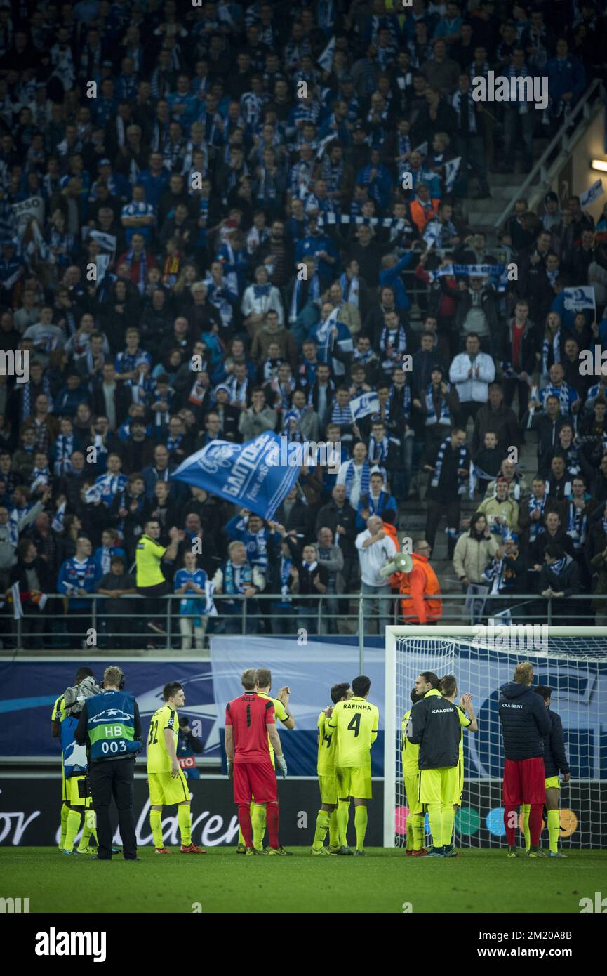 20151104 - GENT, BELGIO: I giocatori di Gent festeggiano dopo aver vinto una partita di calcio tra la squadra belga KAA Gent e il club spagnolo Valencia CF a Gent, mercoledì 04 novembre 2015, partita quattro nel gruppo H della fase di gruppo del torneo UEFA Champions League. FOTO DI BELGA YORICK JANSENS Foto Stock