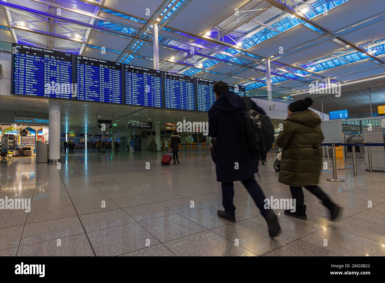 MONACO di Baviera, GERMANIA - 12 DICEMBRE 2022: Cartellone dei voli in partenza presso la sala partenze dell'aeroporto di Monaco, Germania Foto Stock