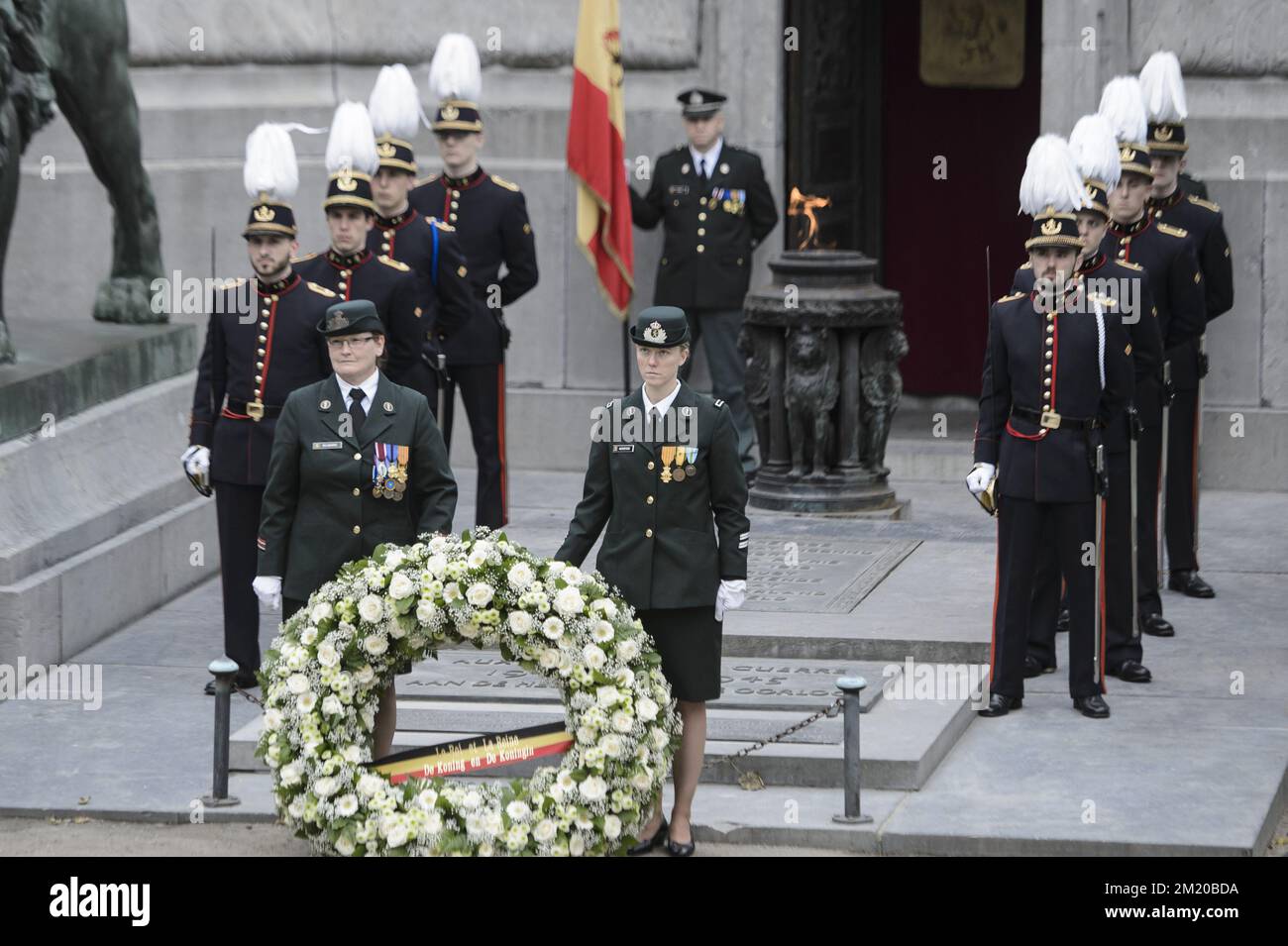 20151111 - BRUXELLES, BELGIO: L'illustrazione mostra la commemorazione della prima guerra mondiale (1914-1918), comunemente nota come Giornata della memoria, presso la tomba del Milite Ignoto, nella colonna del Congresso (colonne du Congres - Congreskolom) a Bruxelles, mercoledì 11 novembre 2015. Il cessate il fuoco entrò in vigore nel 1918 quando la Germania firmò un accordo di armistizio con gli Alleati. Commemorano anche le vittime della seconda guerra mondiale (1940-1945) e le operazioni umanitarie e di pace dopo il 1945. FOTO DI BELGA NICOLAS LAMBERT Foto Stock