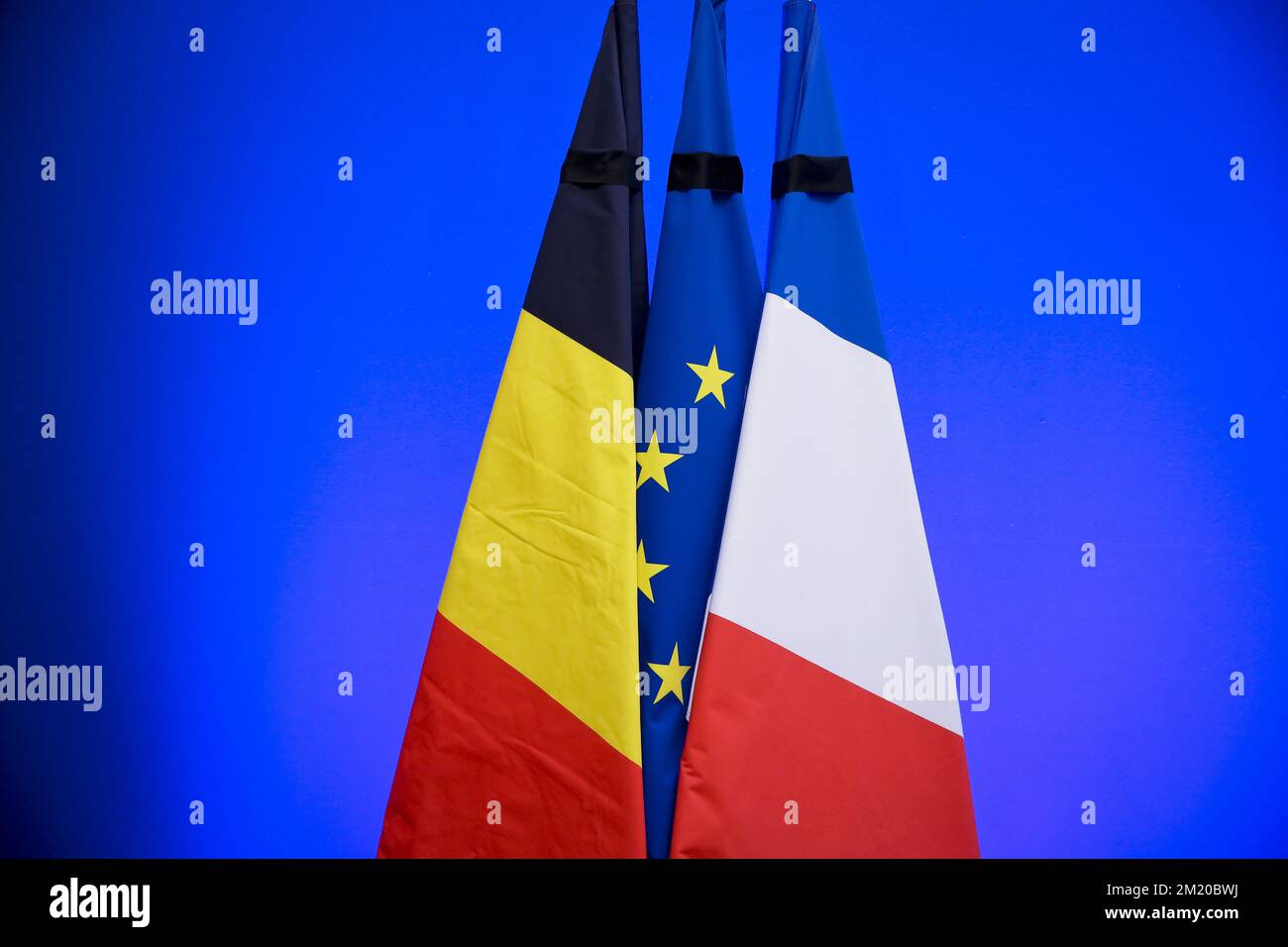 20151115 - PARIGI, FRANCIA: Bandiere di Belgio, Europa e Francia raffigurate dopo un incontro tra i Ministri degli interni francesi e belgi per discutere il controllo delle frontiere e le misure di sicurezza domenica 15 novembre 2015 a Parigi, Francia. Diversi attentati terroristici di venerdì a Parigi, in Francia, hanno causato almeno 129 morti e 350 feriti. La maggior parte delle persone sono state uccise durante un concerto nella sala concerti di Bataclan, gli altri obiettivi erano un ristorante e una partita di calcio. Gli attacchi sono stati rivendicati dallo Stato islamico. FOTO DI BELGA THOMAS PADILLA Foto Stock