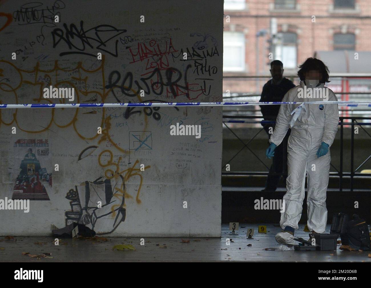 L'illustrazione mostra la scena del crimine con l'analisi di un pezzo di prova come un omicidio è stato commesso all'inizio di questa mattina alla stazione centrale degli autobus di Namur, Mercoledì 18 novembre 2015. FOTO DI BELGA JOHN THYS Foto Stock