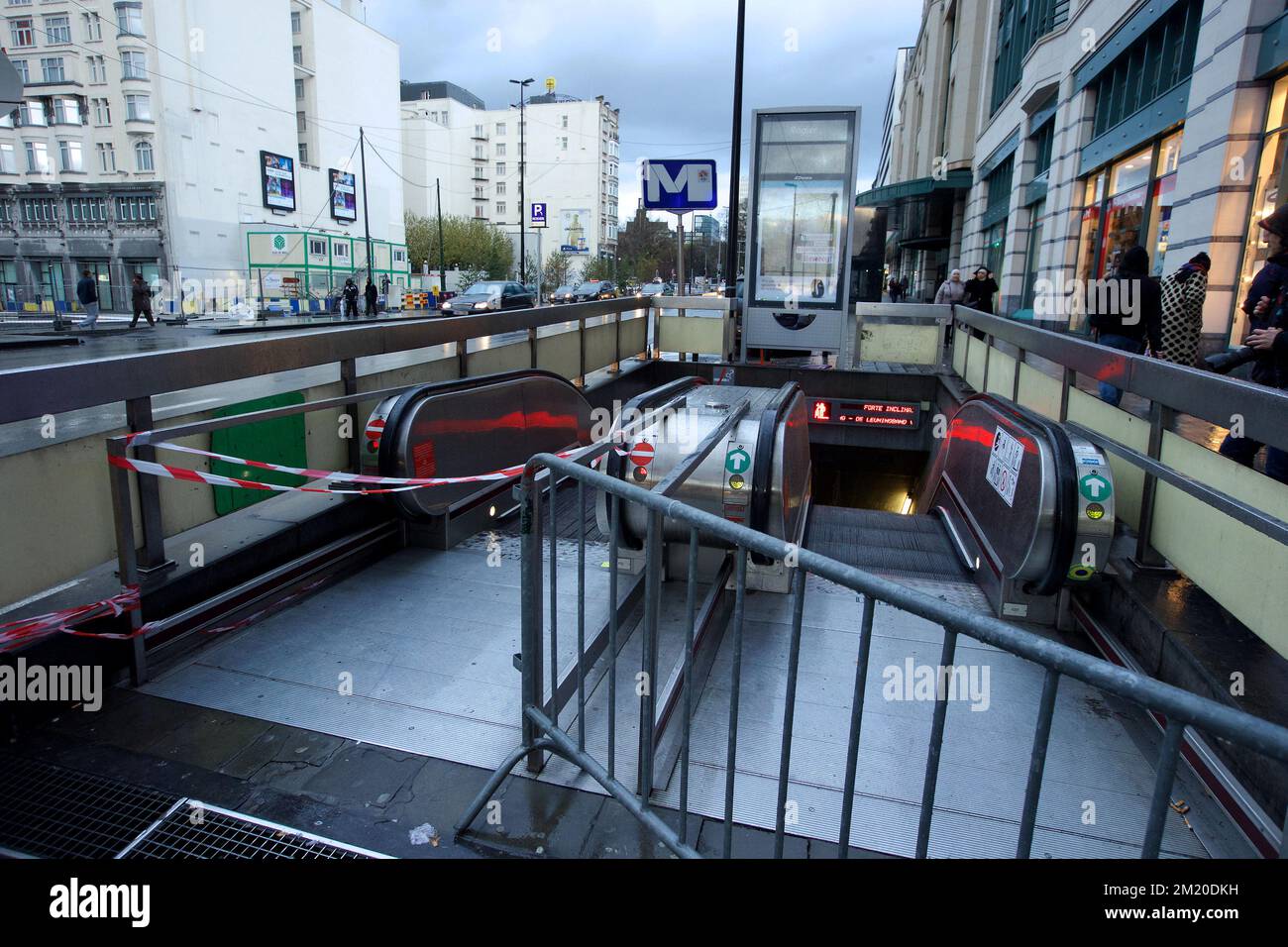 20151121 - BRUXELLES, BELGIO: L'illustrazione mostra un ingresso chiuso della stazione della metropolitana, sabato 21 novembre 2015, a Bruxelles. Il livello di minaccia è stato aggiornato al livello quattro, il massimo, nella regione di Bruxelles, e rimane al livello tre per il resto del paese. Il centro commerciale, le principali vie dello shopping, le metropolitane e gli eventi pubblici sono chiusi e annullati per il fine settimana a causa della minaccia terroristica di livello quattro. FOTO DI BELGA NICOLAS MAETERLINCK Foto Stock