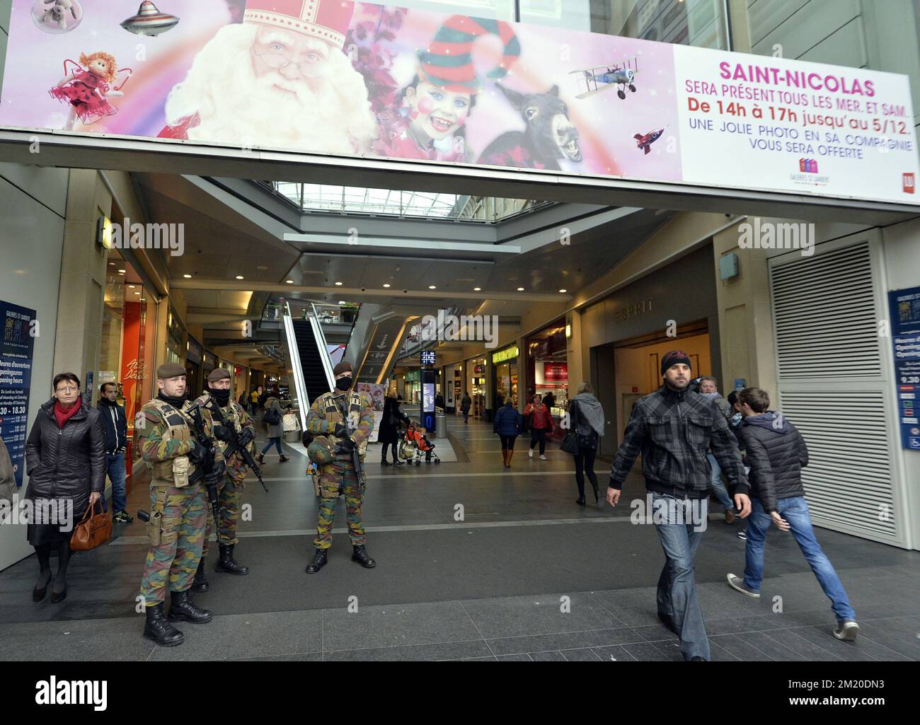 20151124 - LIEGE, BELGIO: L'illustrazione mostra i soldati all'ingresso del centro commerciale Galeries Saint Lambert, martedì 24 novembre 2015, a Liegi. Il livello di minaccia terroristica viene mantenuto al livello quattro, il massimo nella regione di Bruxelles, ed è mantenuto al livello tre per il resto del paese. Il livello di minaccia di livello 4 per Bruxelles sarà mantenuto fino a lunedì prossimo. Tutte le scuole di Bruxelles e la metropolitana rimangono chiuse. FOTO DI BELGA ERIC LALMAND Foto Stock