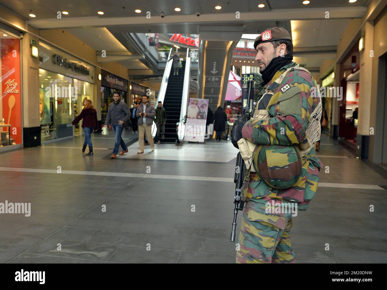 20151124 - LIEGE, BELGIO: L'illustrazione mostra i soldati all'ingresso del centro commerciale Galeries Saint Lambert, martedì 24 novembre 2015, a Liegi. Il livello di minaccia terroristica viene mantenuto al livello quattro, il massimo nella regione di Bruxelles, ed è mantenuto al livello tre per il resto del paese. Il livello di minaccia di livello 4 per Bruxelles sarà mantenuto fino a lunedì prossimo. Tutte le scuole di Bruxelles e la metropolitana rimangono chiuse. FOTO DI BELGA ERIC LALMAND Foto Stock